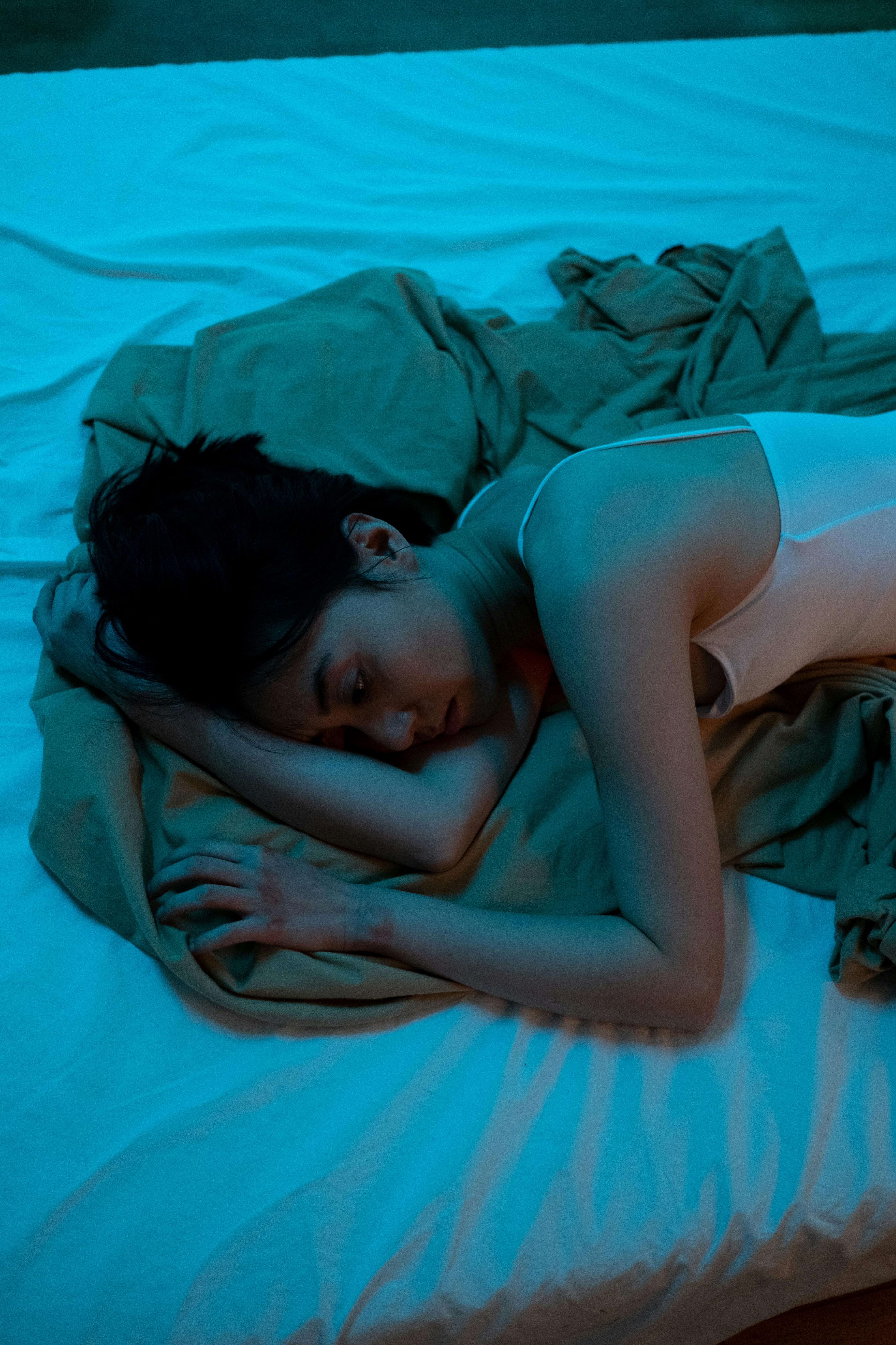 Une femme allongée dans son lit | Source : Pexels