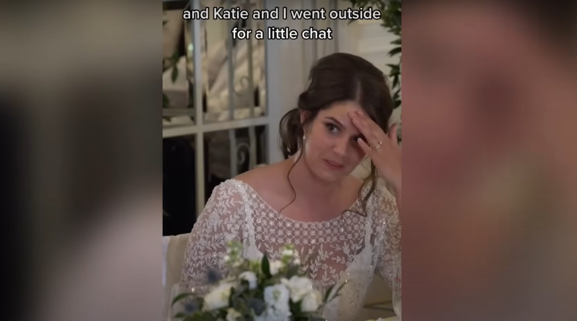 Katie se tient la tête, gênée, pendant le discours de son fiancé Ian Young | Source : YouTube / Daily Record
