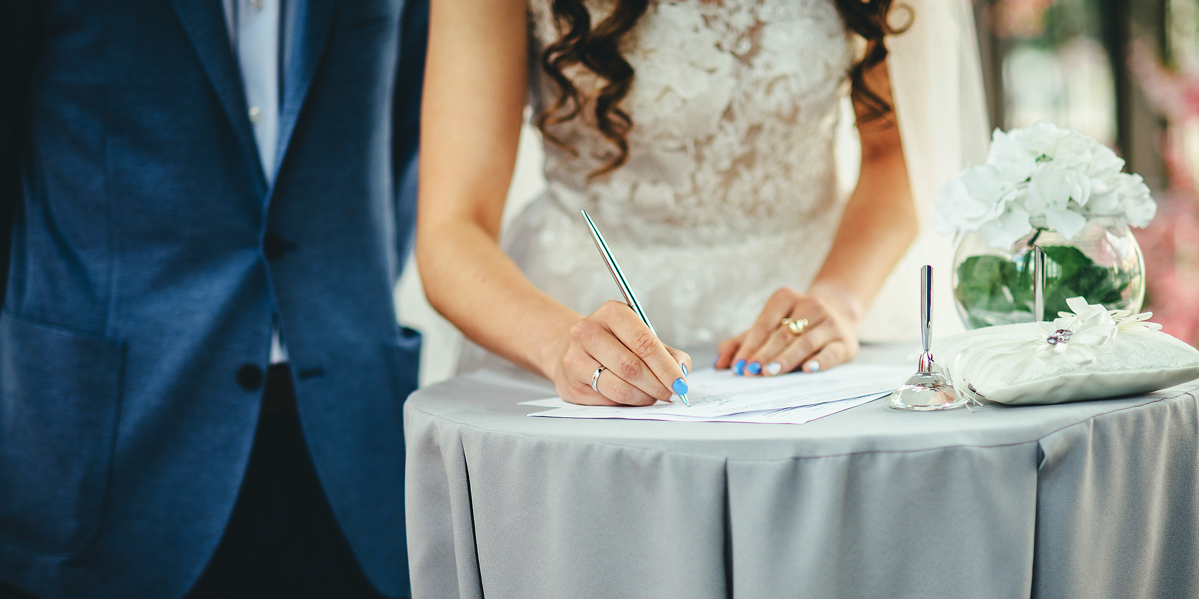 Un couple le jour de son mariage | Source : Shutterstock