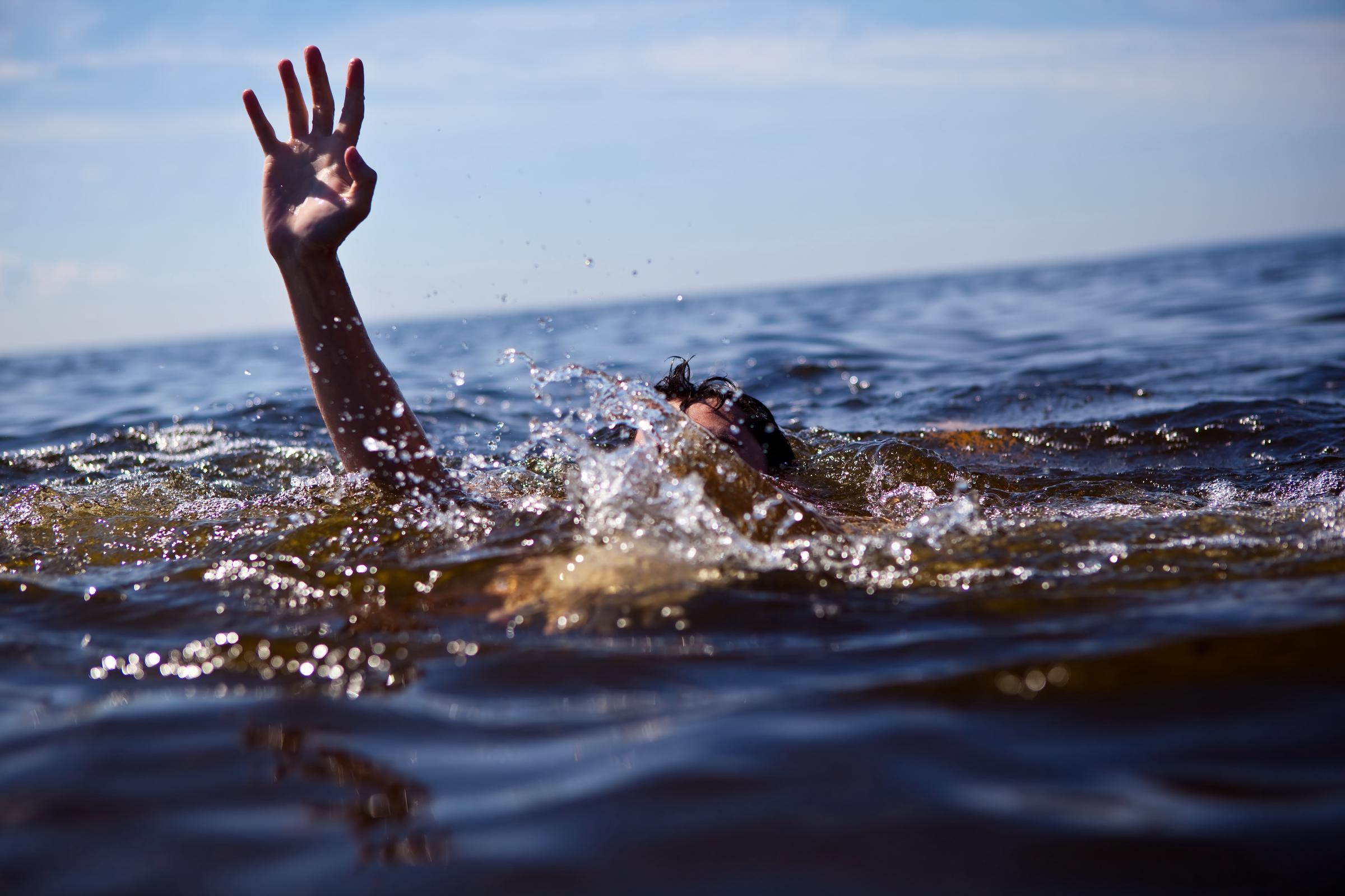 Une personne en train de se noyer avec la main tendue hors de l’eau I Photo d'illustration I Source : Getty Images