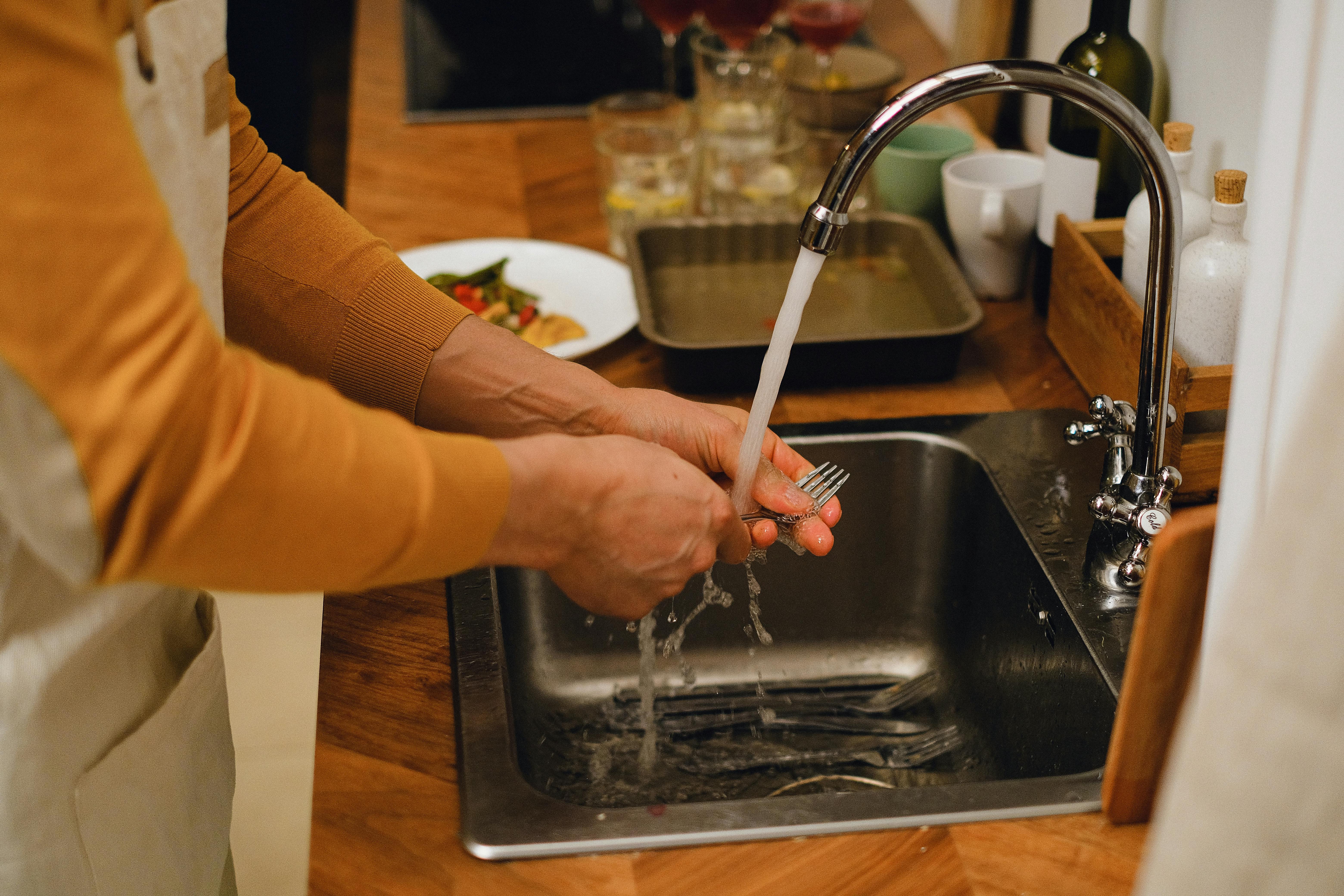 Un homme qui fait la vaisselle | Source : Pexels