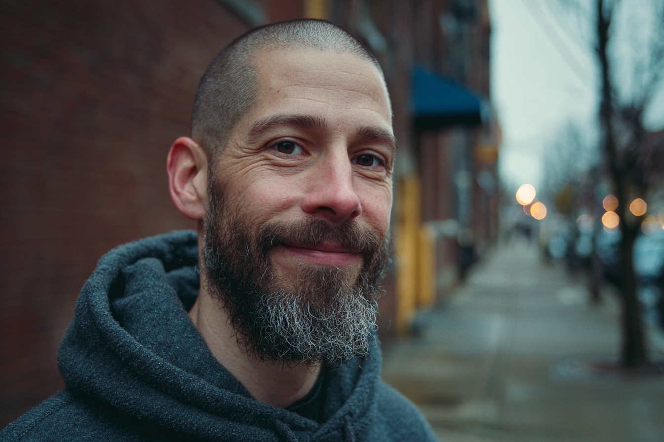 Un homme qui sourit | Source : Midjourney