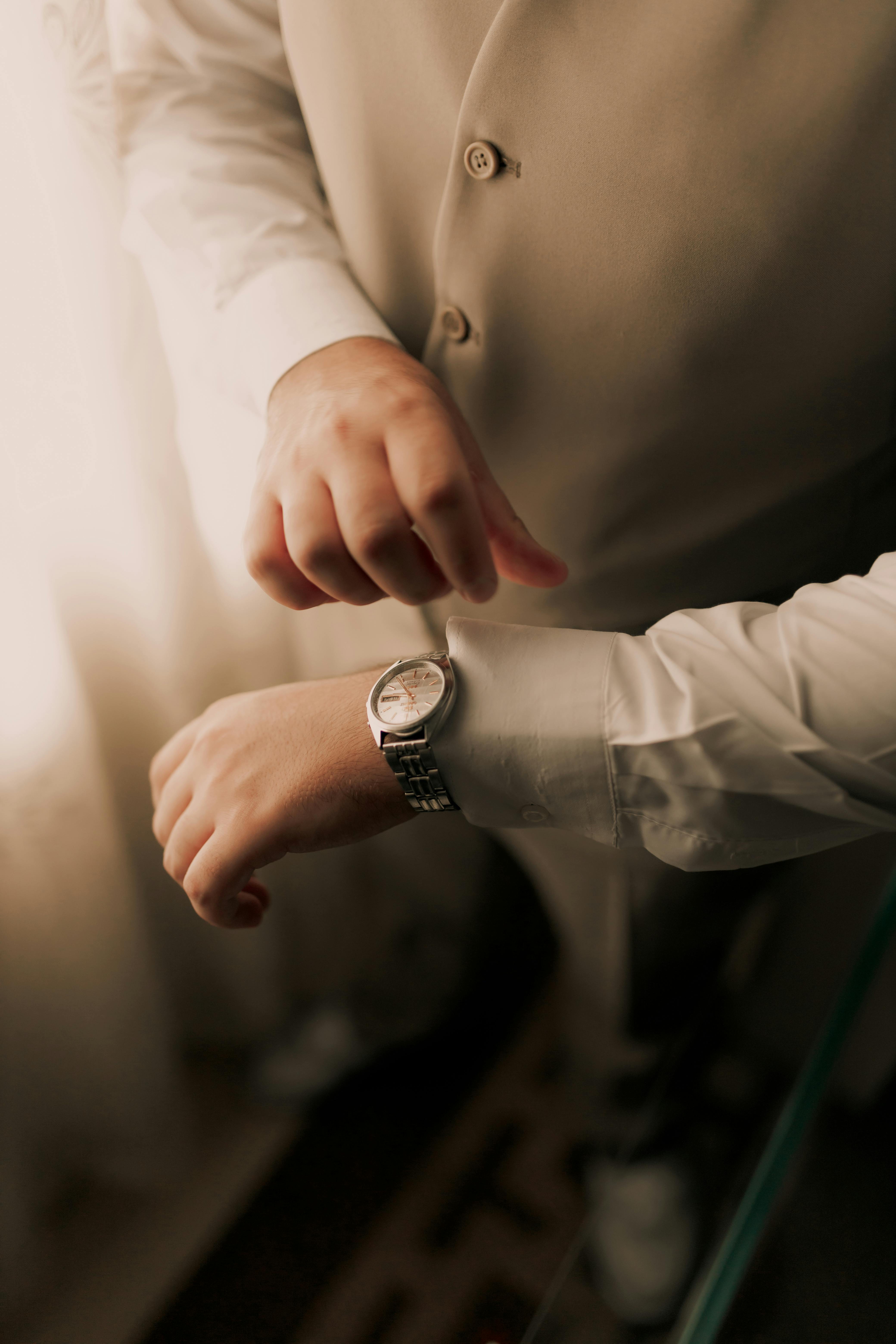 Un homme qui s'habille | Source : Pexels