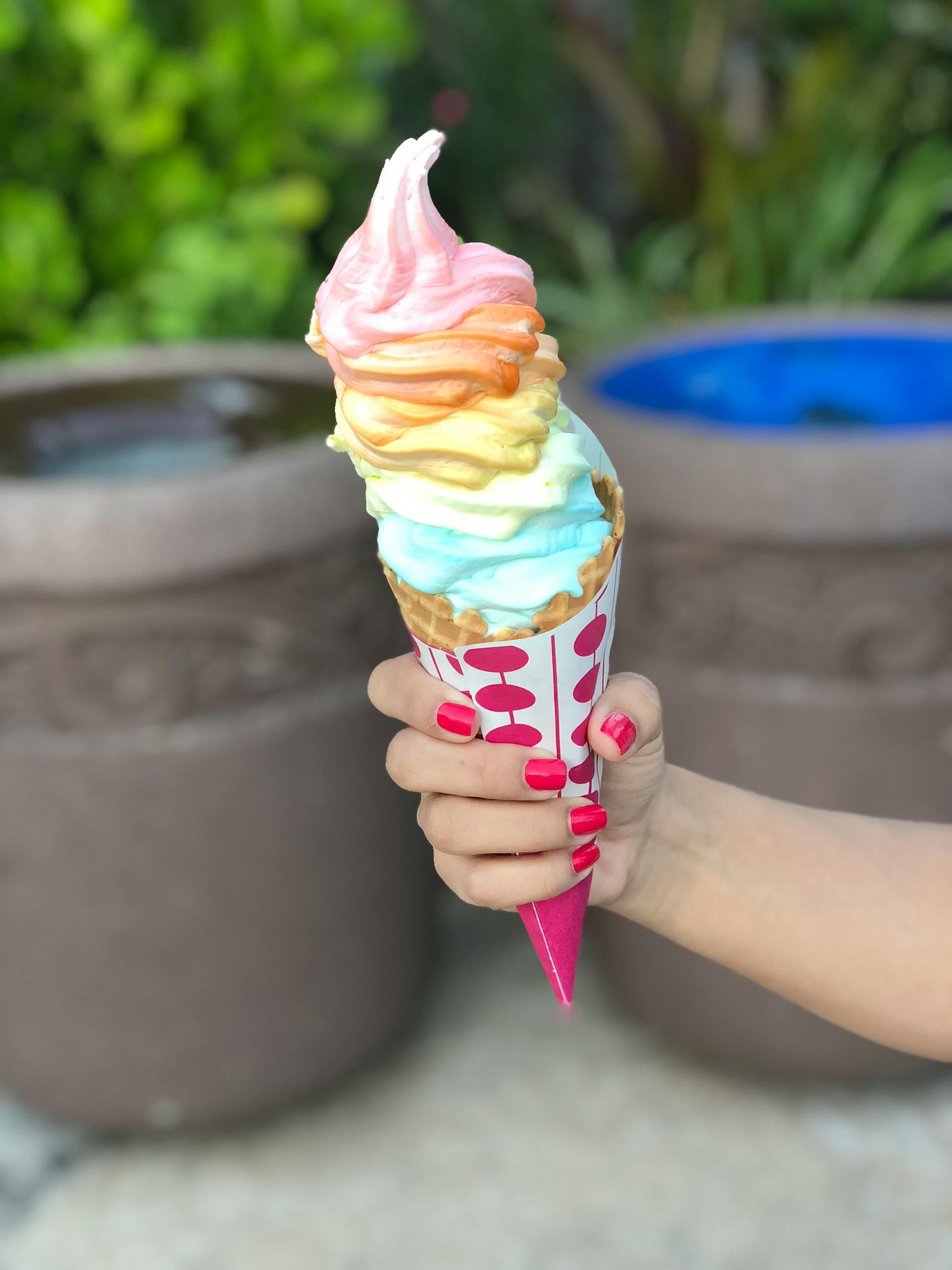Gros plan d'une femme tenant un cornet de glace | Source : Pexels