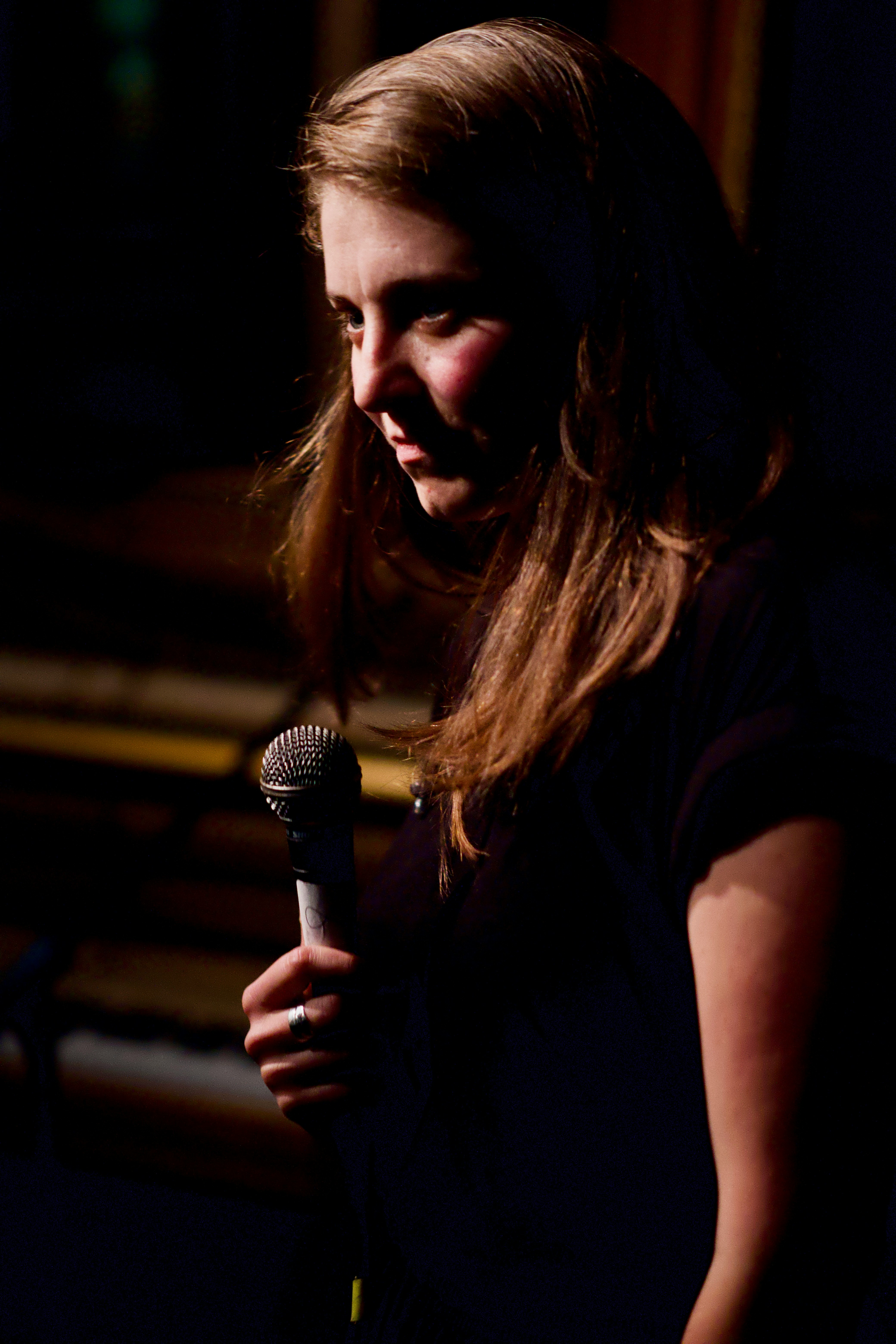 Une femme tenant un microphone | Source : Unsplash