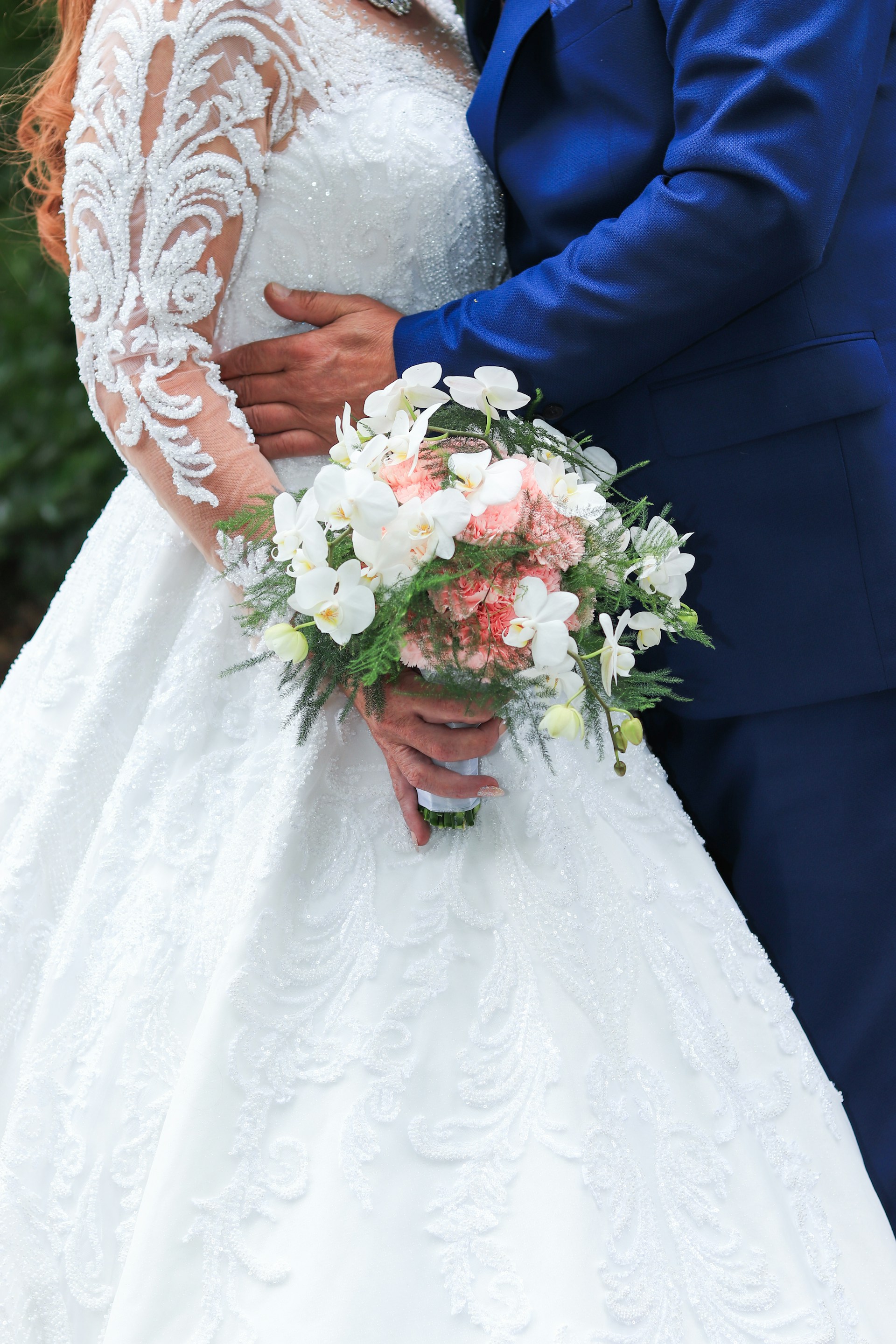 Un marié embrassant sa promise | Source : Unsplash