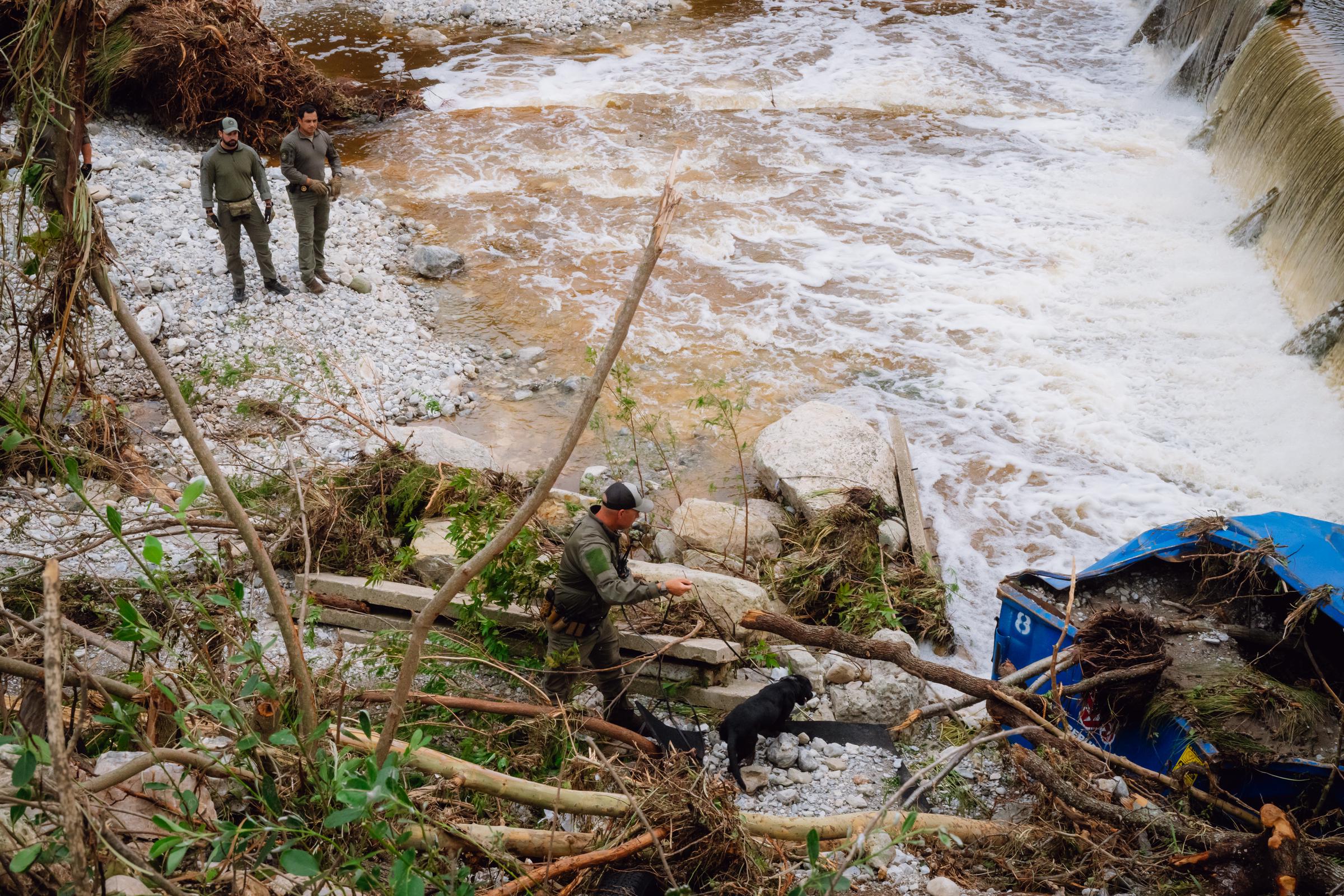 Le personnel de recherche et de sauvetage effectue des recherches près du terrain du Camp Mystic dans le comté de Kerr, au Texas, le 5 juillet 2025. | Source : Getty Images