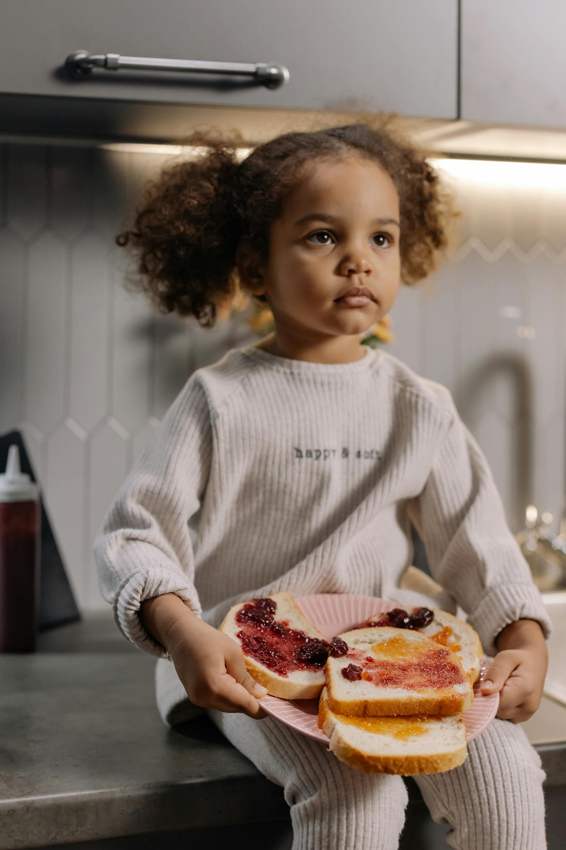 Un enfant tenant une assiette de toasts | Source : Pexels