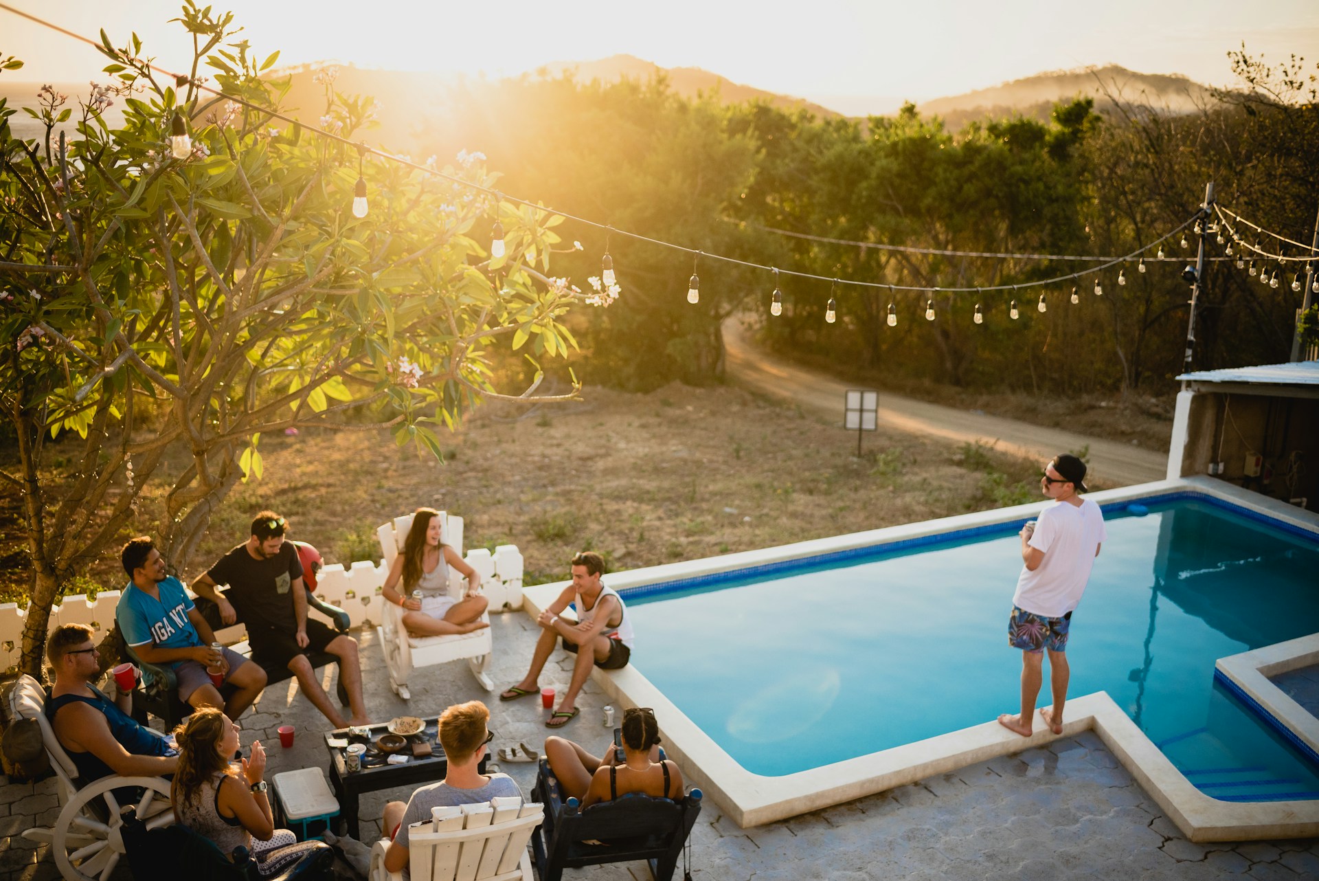 Un groupe de personnes se détendant lors d'une fête à la piscine | Source : Unsplash