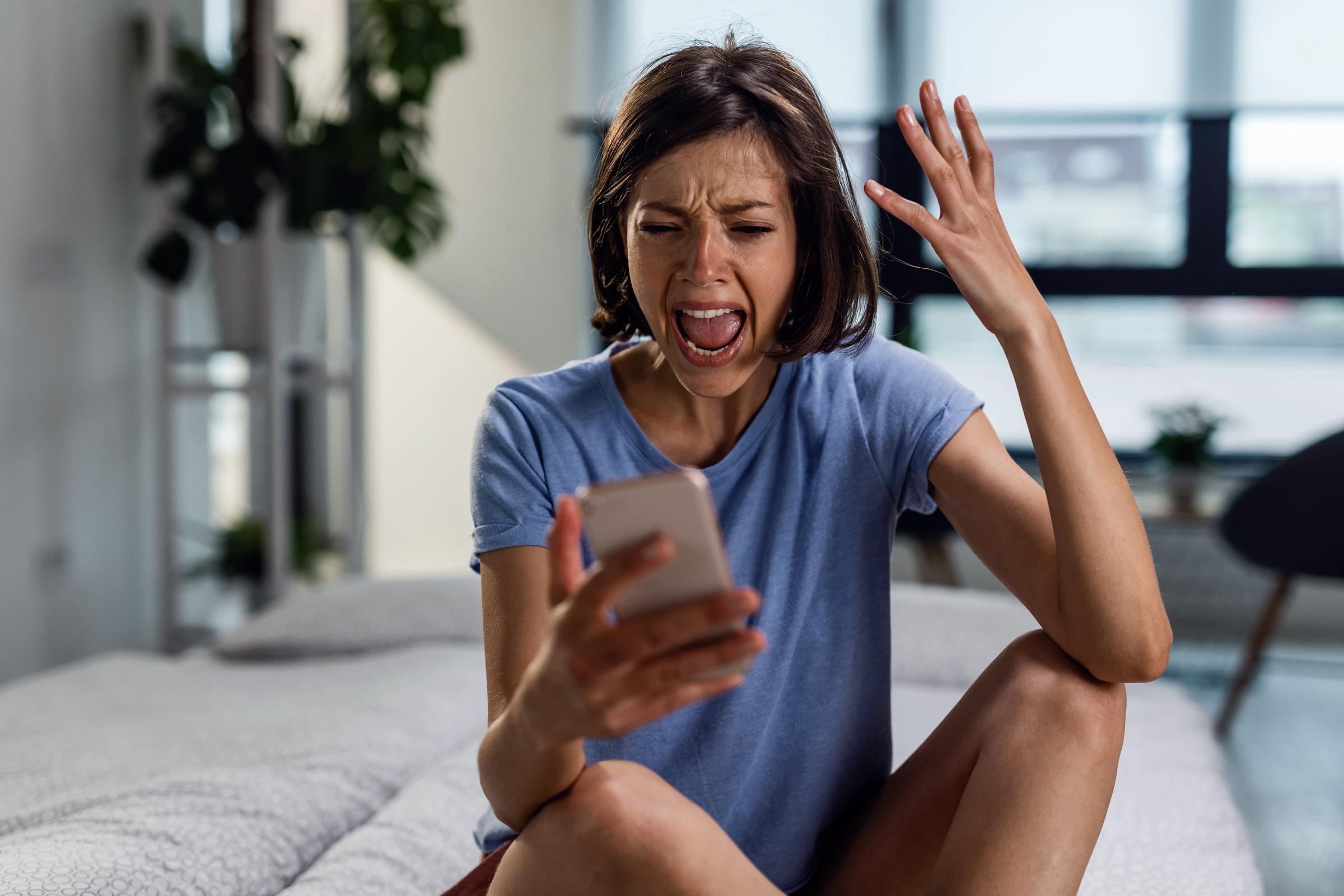 Une femme en colère qui utilise son téléphone | Source : Freepik