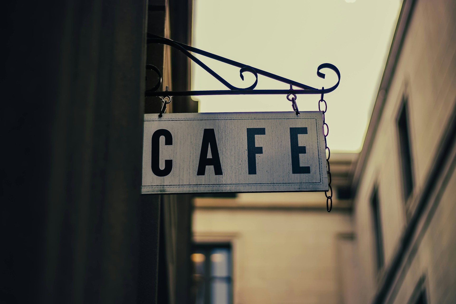 Un panneau accroché à l'extérieur d'un établissement | Source : Unsplash
