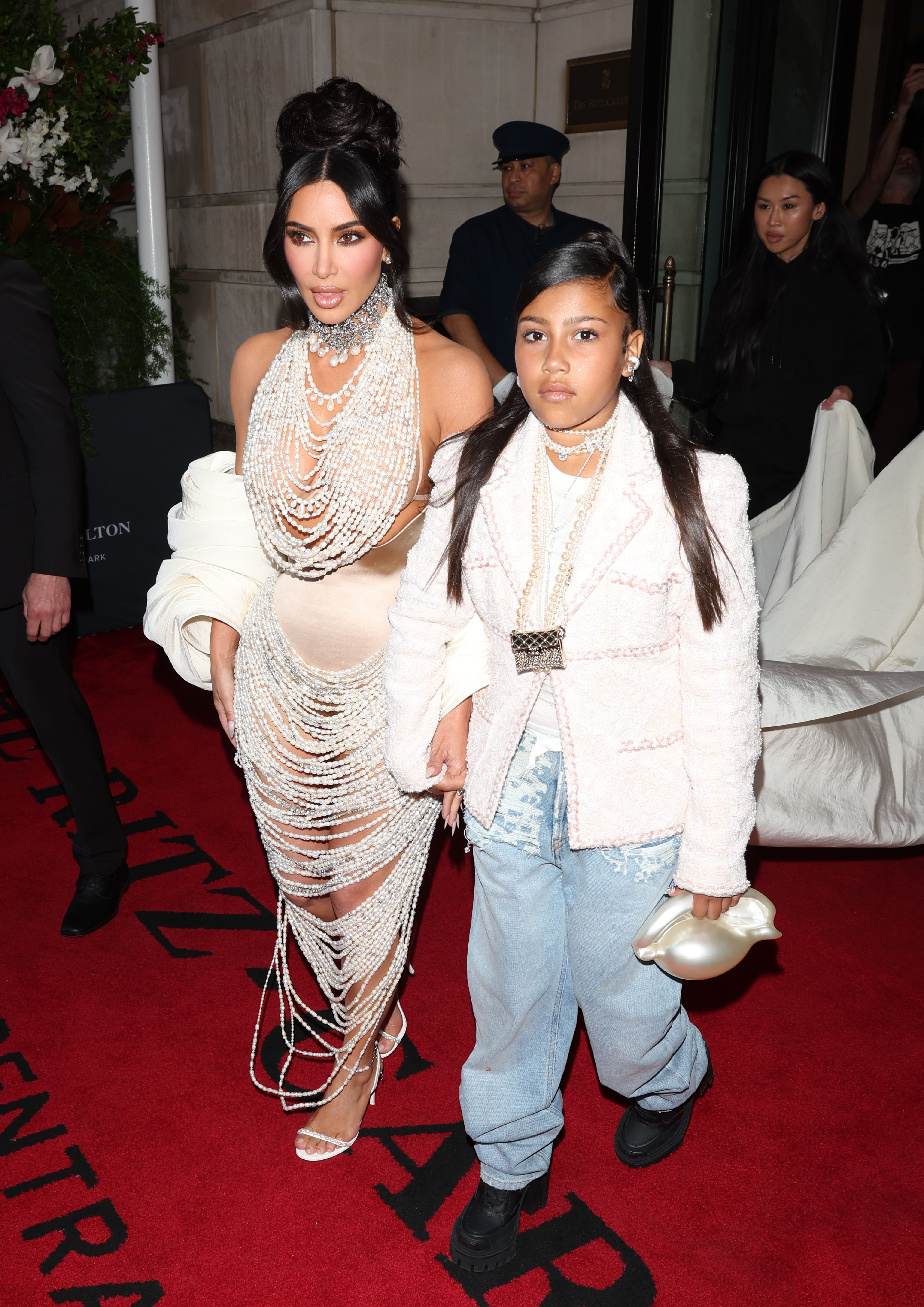 Kim Kardashian et North West vues en train de quitter l'hôtel Ritz le 1er mai 2023, à New York. | Source : Getty Images