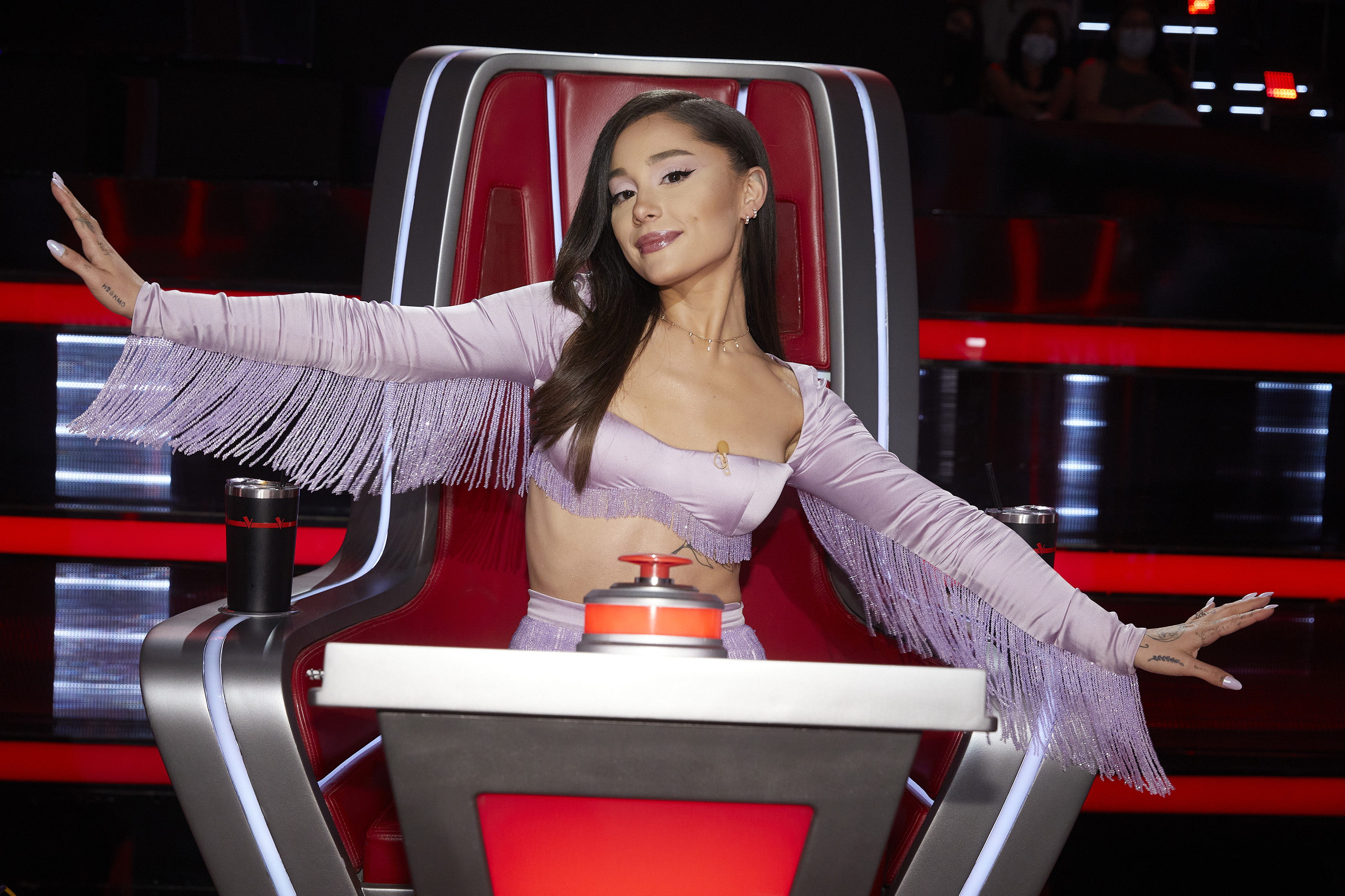 Ariana Grande pose pendant le tournage de « The Voice » | Source : Getty Images