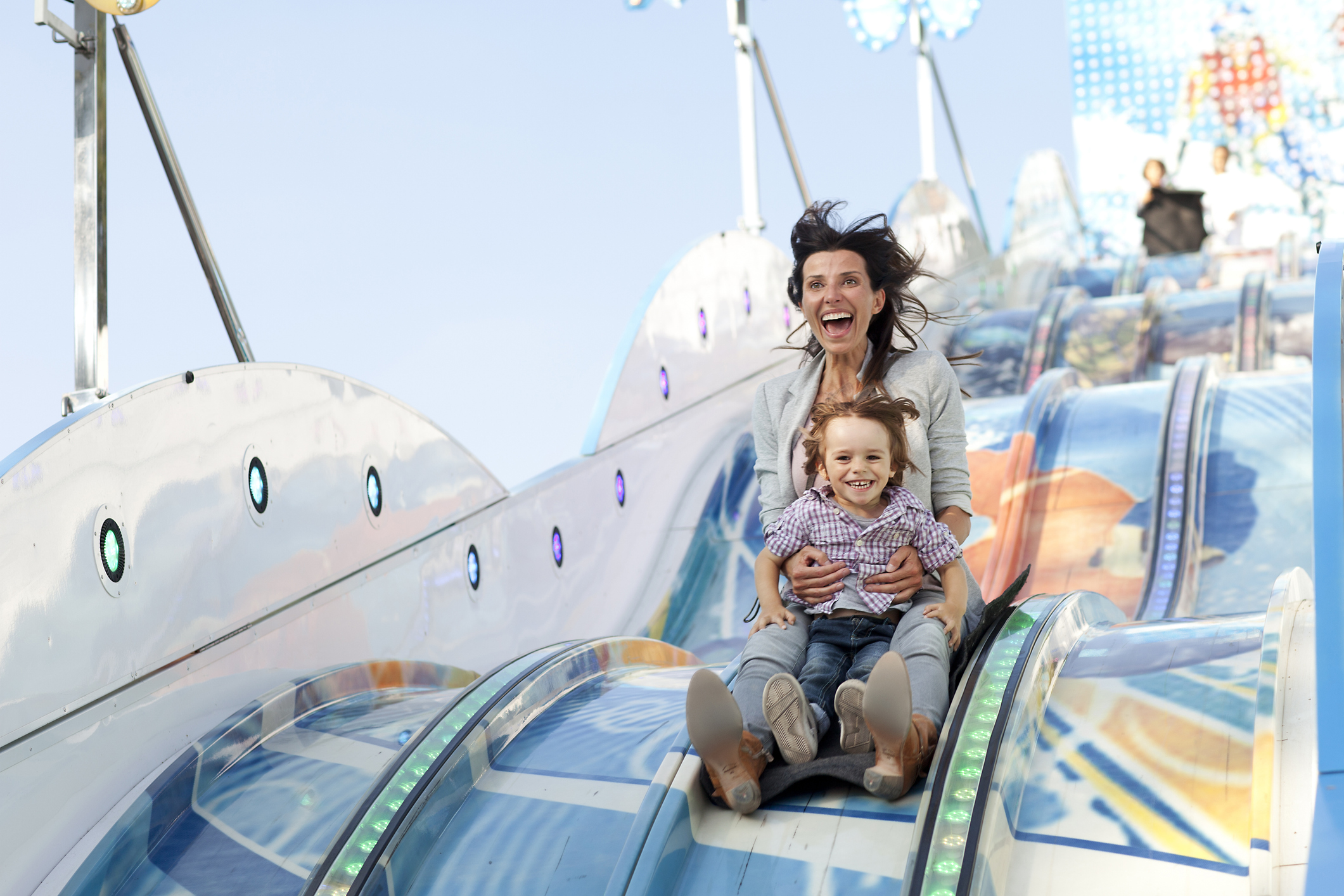 Une mère et son enfant sur un toboggan | Source : Getty Images