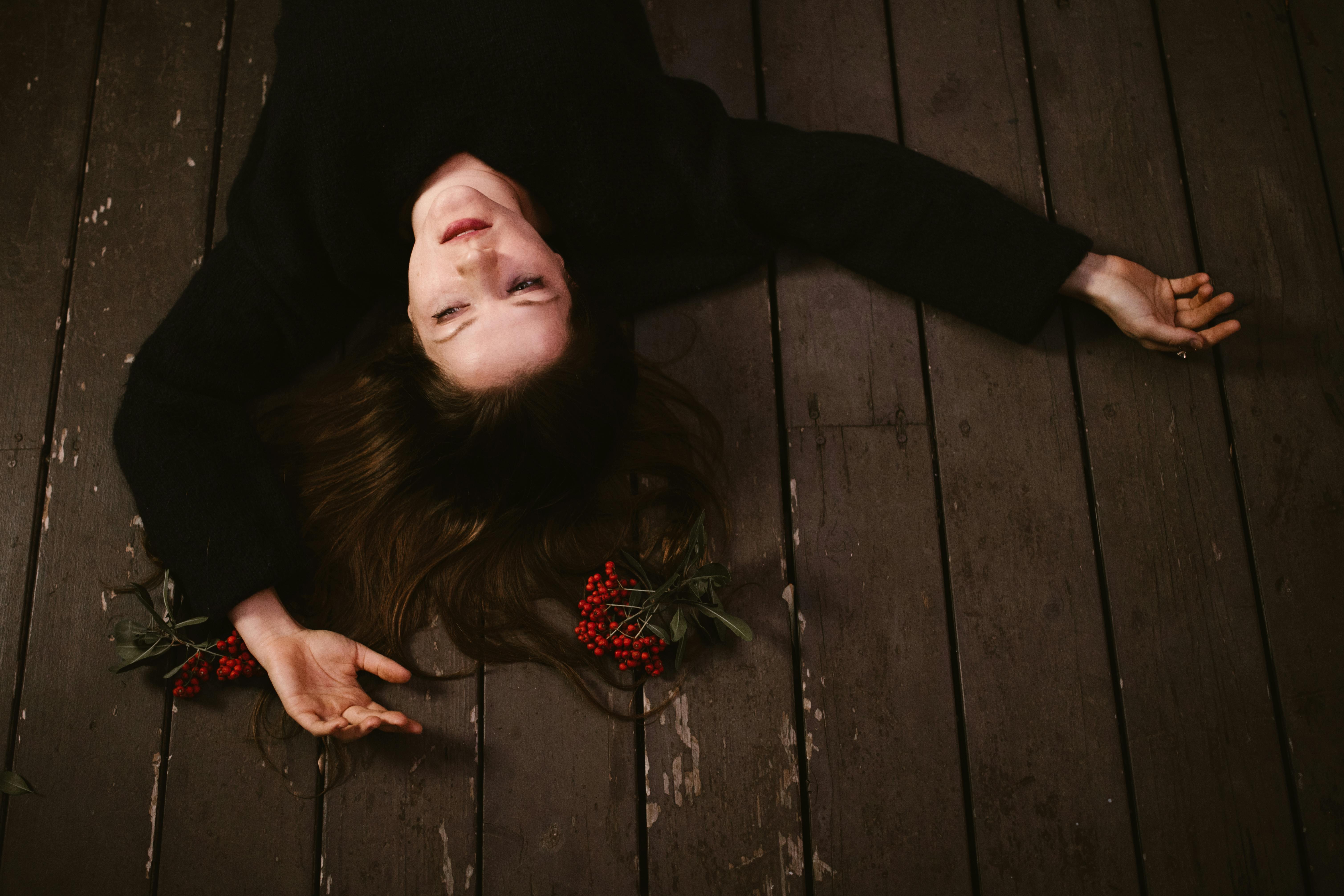 Une femme épuisée allongée sur le sol | Source : Pexels
