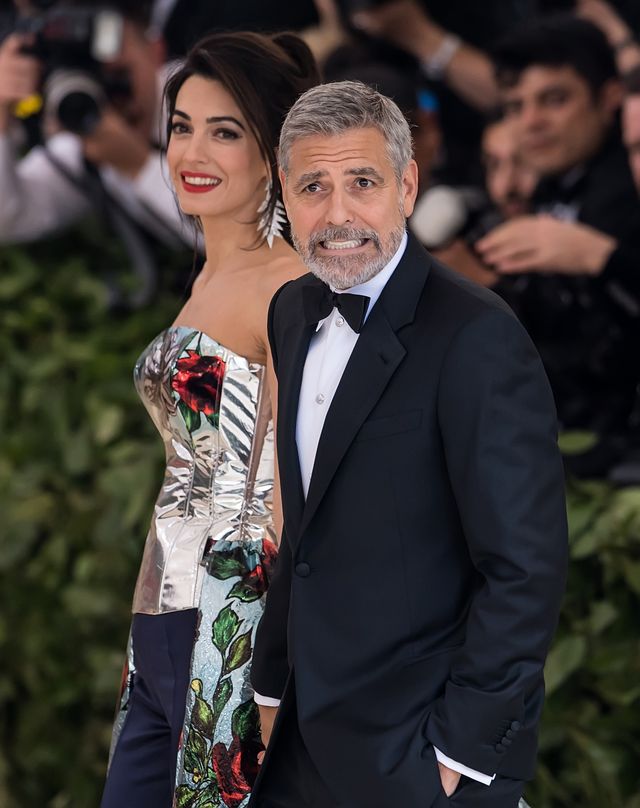 Amal et George Clooney arrivant à la soirée Heavenly Bodies : Fashion & The Catholic Imagination Costume Institute Gala le 5 mai 2018 à New York | Source : Getty Images