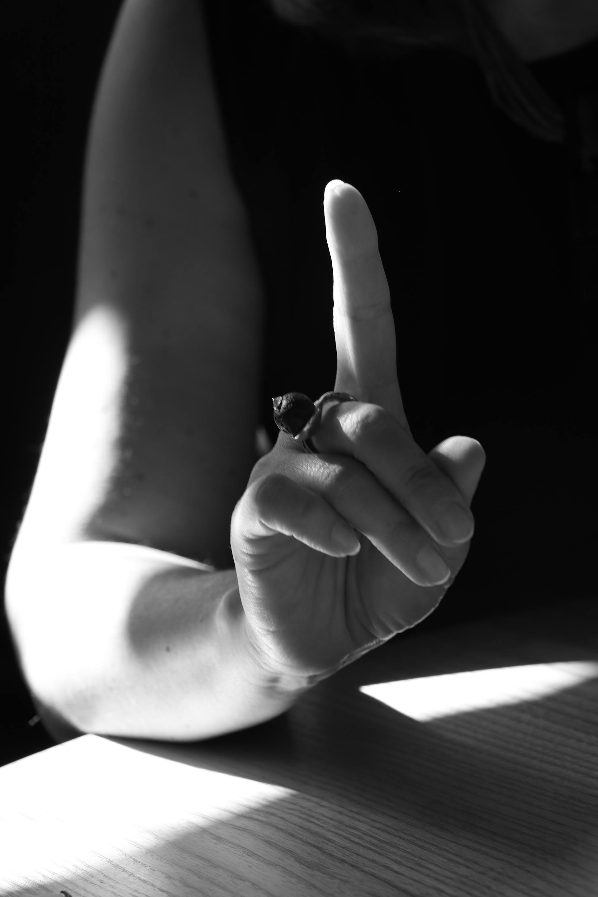 Une femme qui pointe son doigt | Source : Pexels