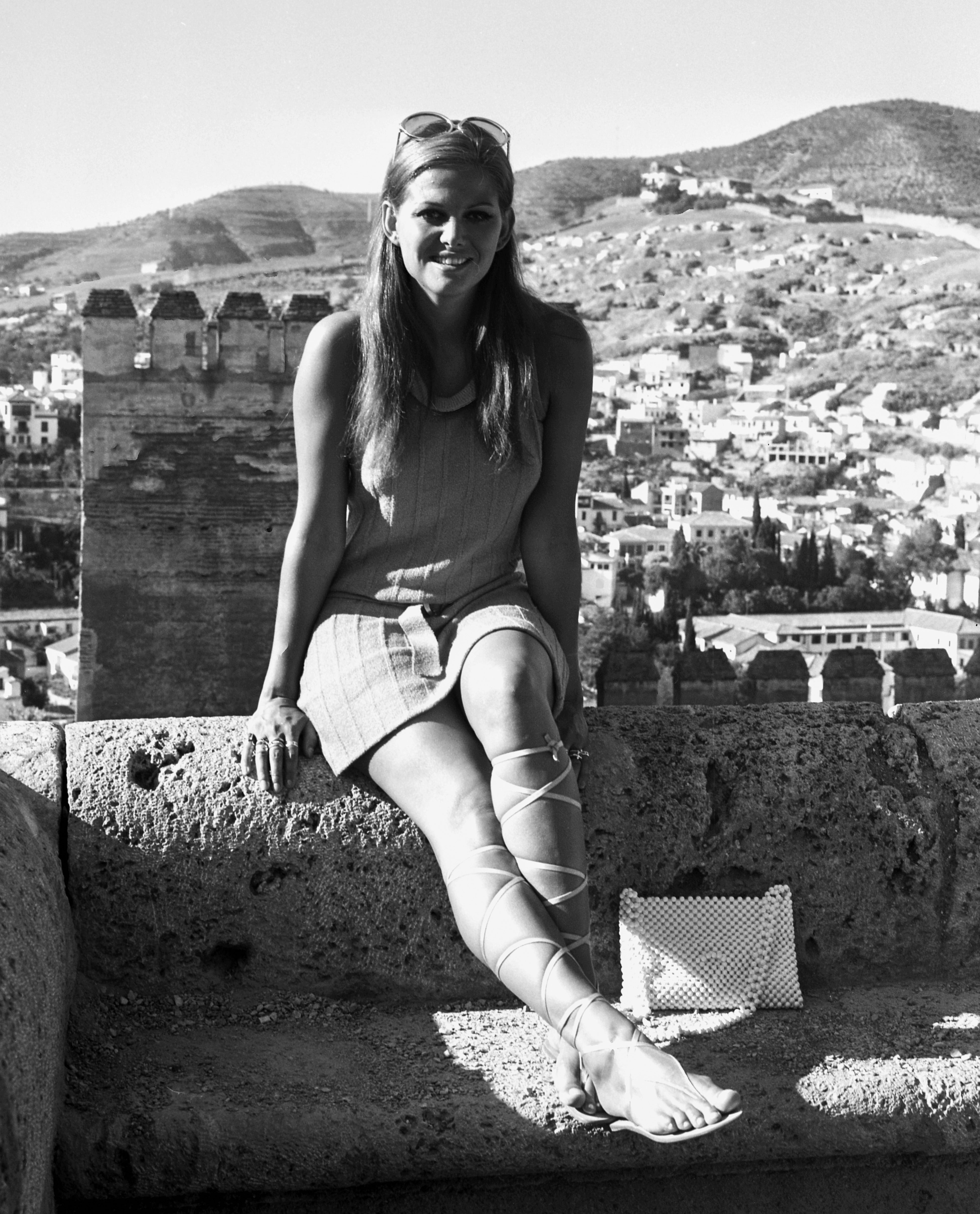 Claudia Cardinale lors d'une visite à l'Alhambra de Grenade, en Espagne, le 1er janvier 1968. | Source : Getty Images