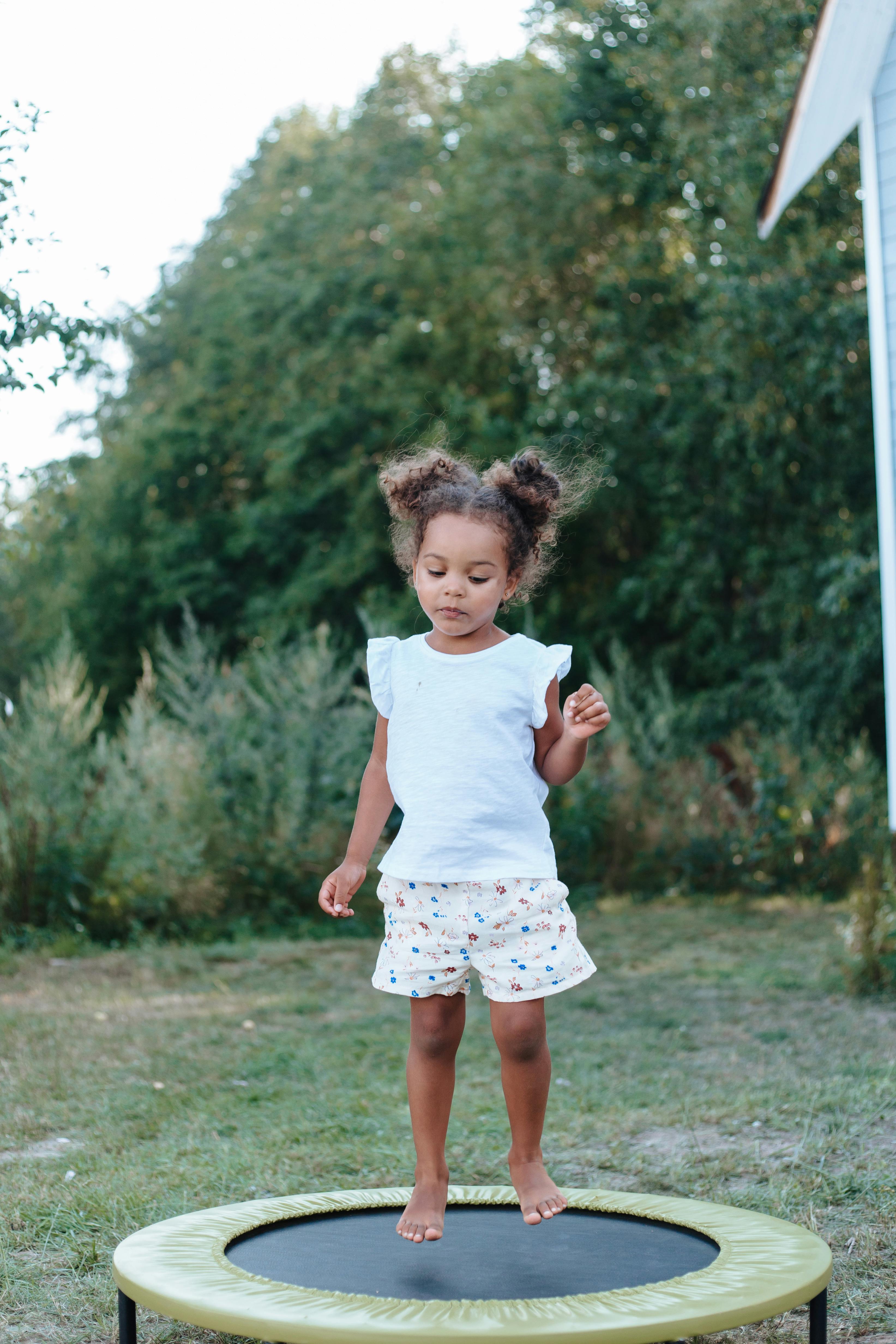 Une petite fille sur un trampoline | Source : Pexels