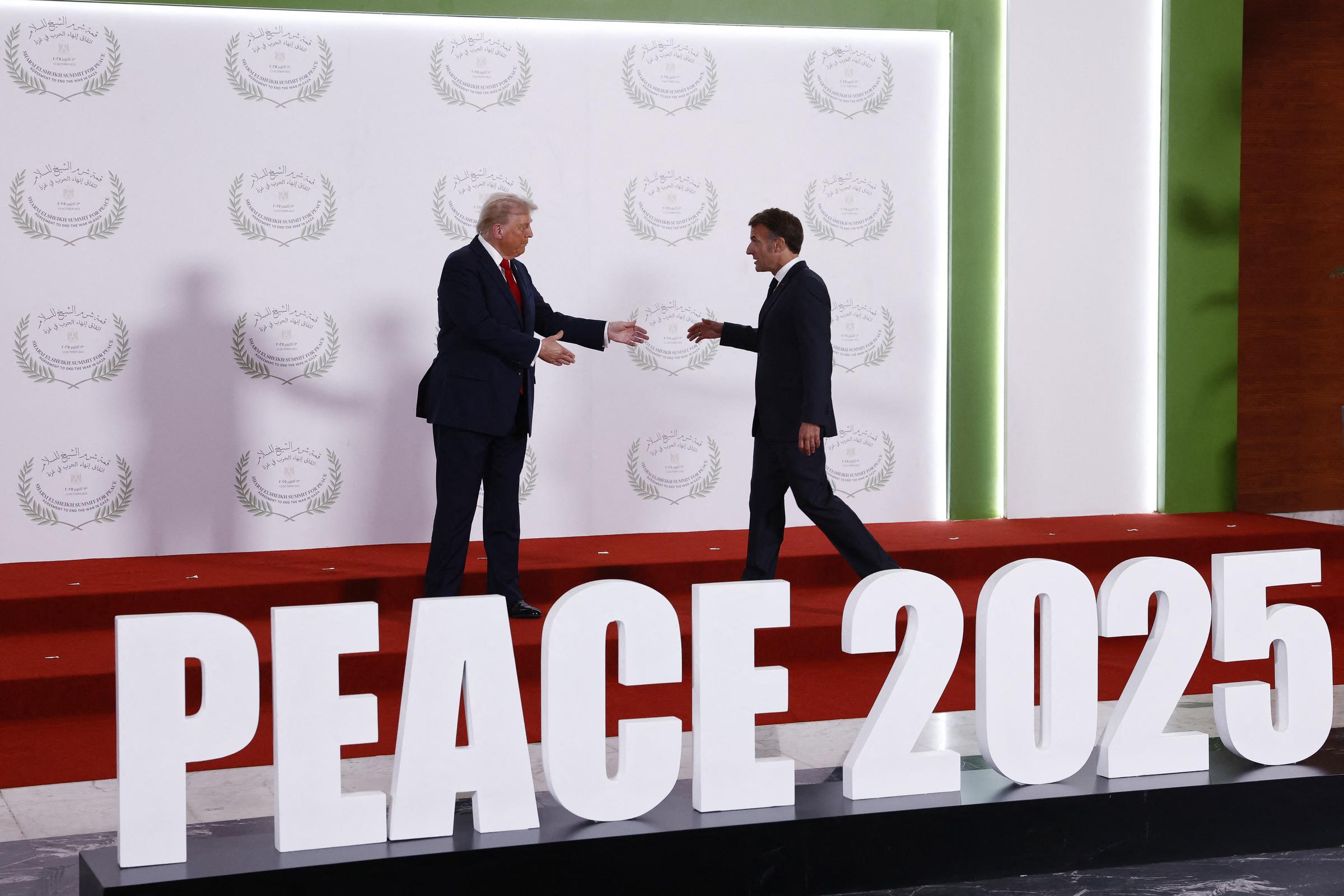 Le président français Emmanuel Macron (à droite) arrive pour rencontrer le président américain Donald Trump (à gauche) lors de la cérémonie d'accueil au sommet pour la paix à Gaza organisé à Charm el-Cheikh, le 13 octobre 2025 I Source : Getty Images