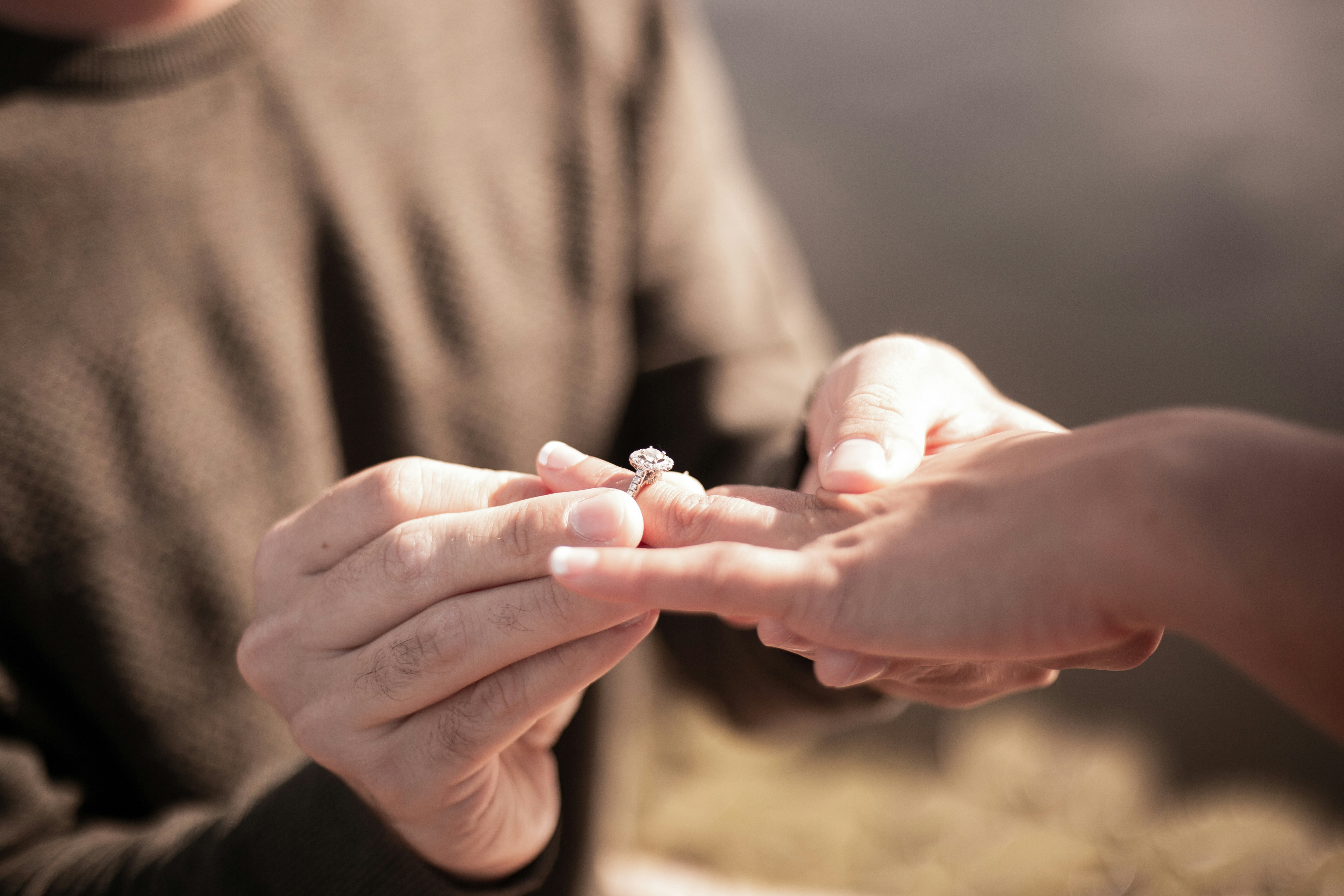 Un homme faisant sa demande en mariage | Source : Pexels