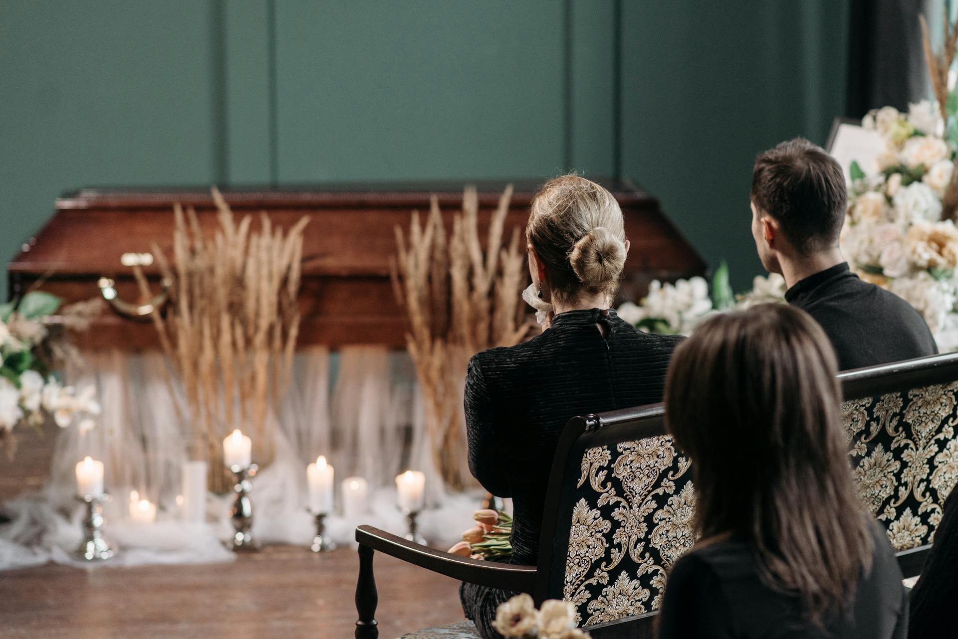 Des personnes se sont rassemblées lors d'un enterrement | Source : Pexels