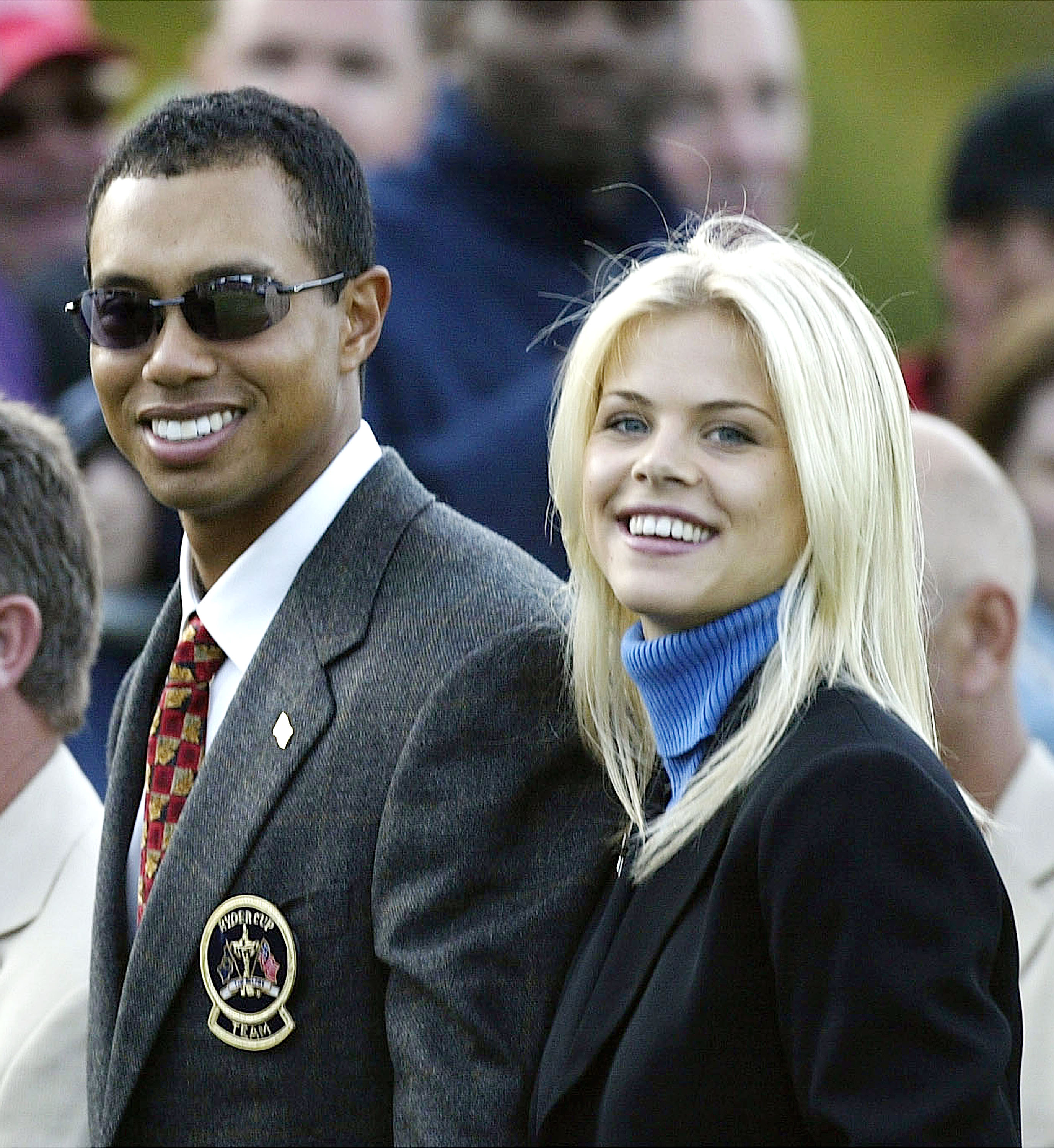 Le golfeur Tiger Woods pose avec Elin Nordegren lors de la cérémonie d'ouverture de la 34e Ryder Cup le 26 septembre 2002 | Source : Getty Images