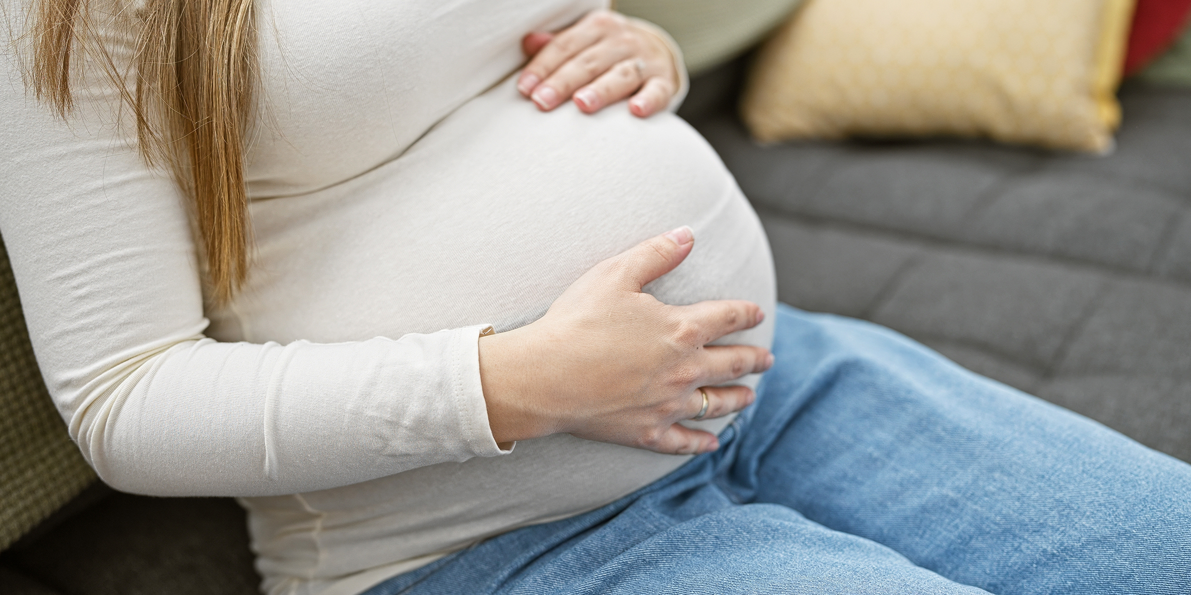 Une femme enceinte se tenant le ventre | Source : Shutterstock