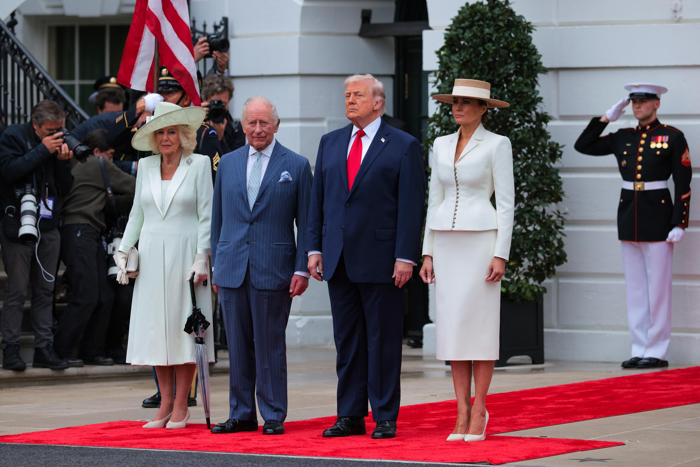 La reine Camilla, le roi Charles III, Donald et Melania Trump posent lors d'une cérémonie d'accueil officielle sur la pelouse sud de la Maison Blanche, le 28 avril 2026 à Washington, DC | Source : Getty Images