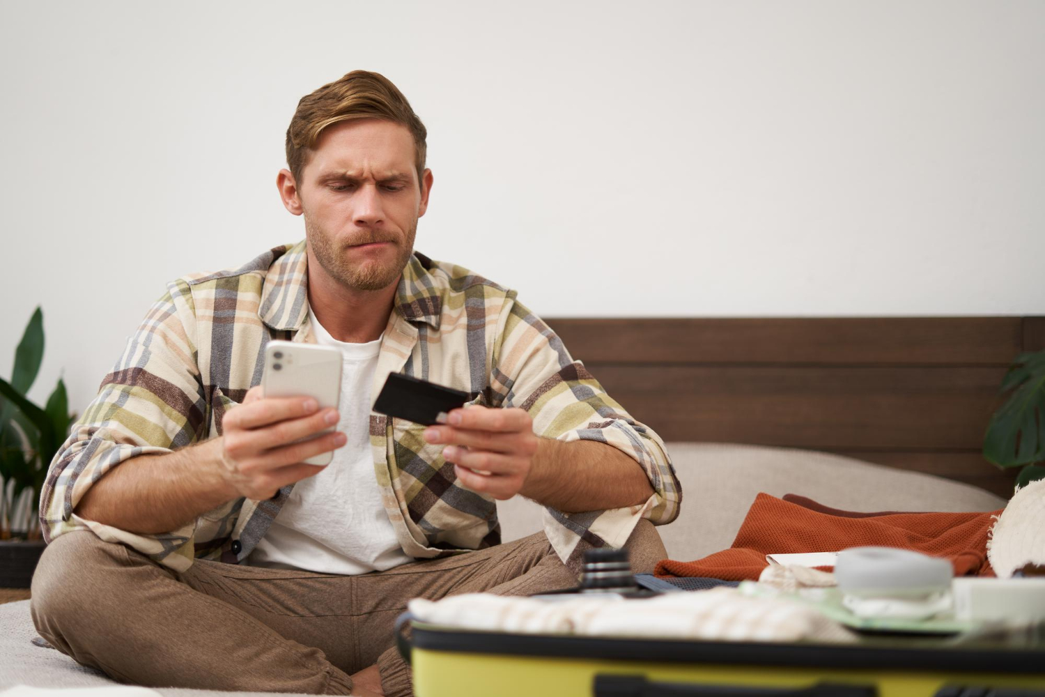 Un homme frustré tenant son téléphone | Source : Freepik
