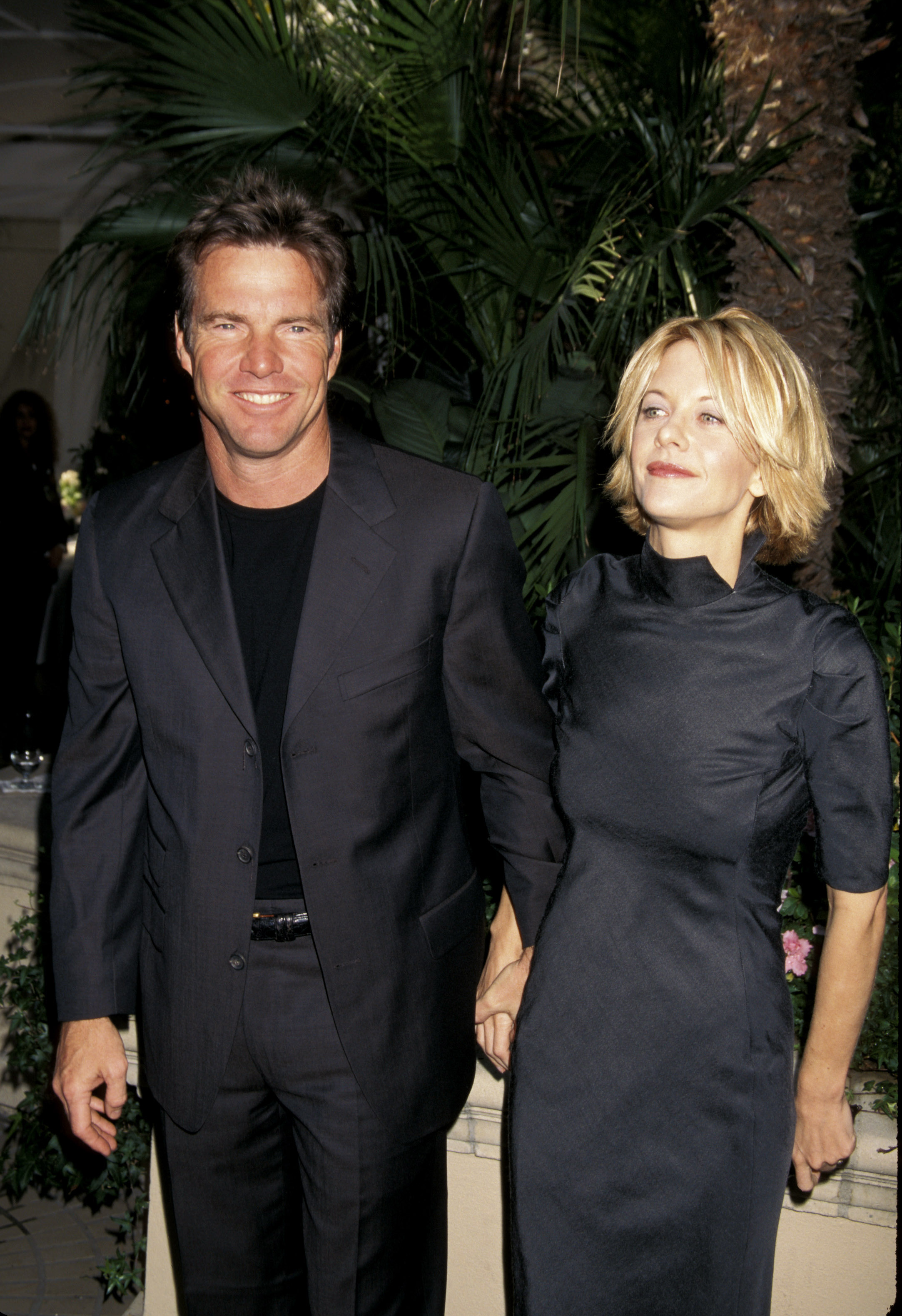 Dennis Quaid et Meg Ryan lors du 5e déjeuner annuel « Women in Hollywood » organisé par le magazine Premiere à Beverly Hills, en Californie, en 1999. | Source : Getty Images
