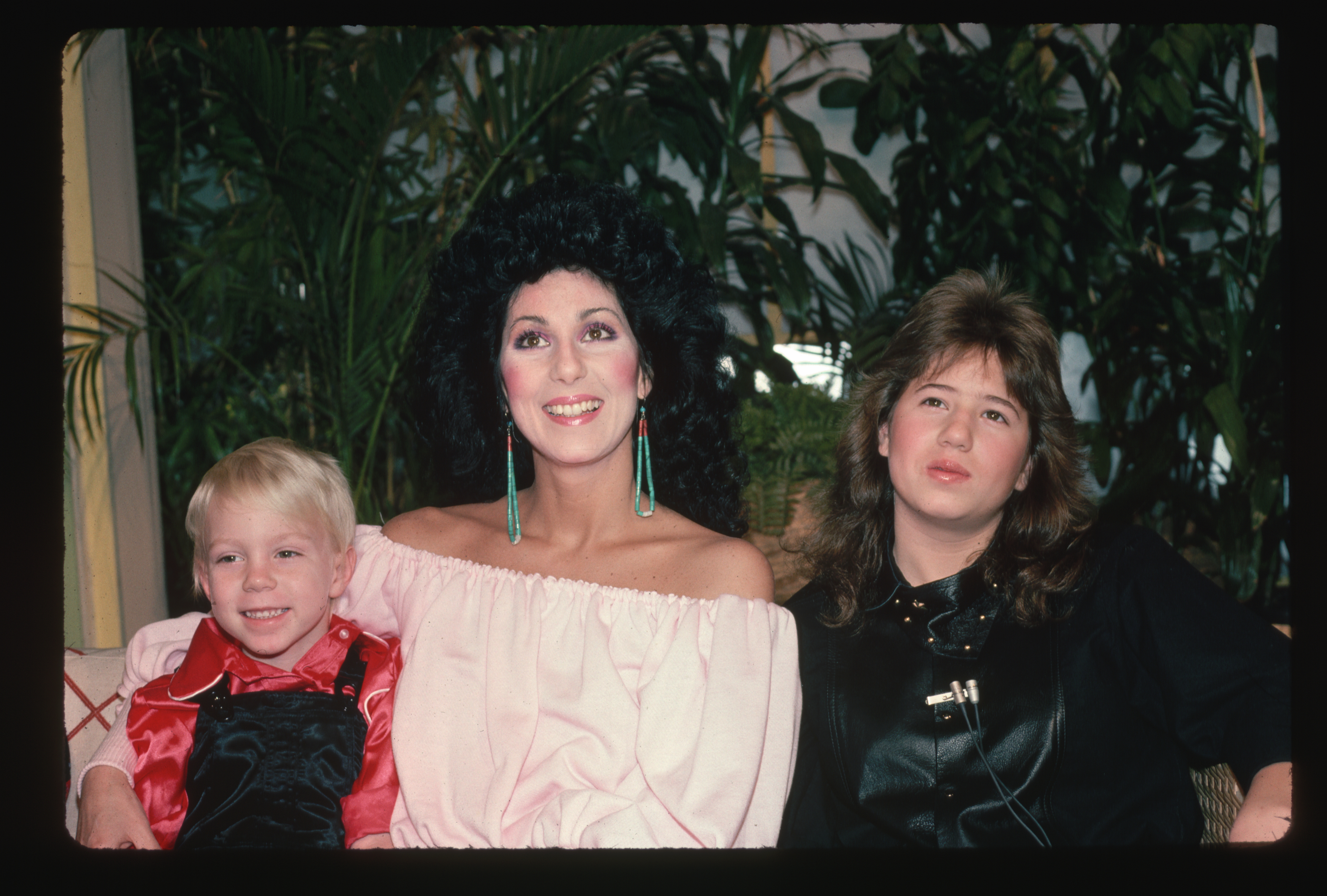 Elijah Blue Allman, Cher et Chastity Bono en 1981. | Source : Getty Images