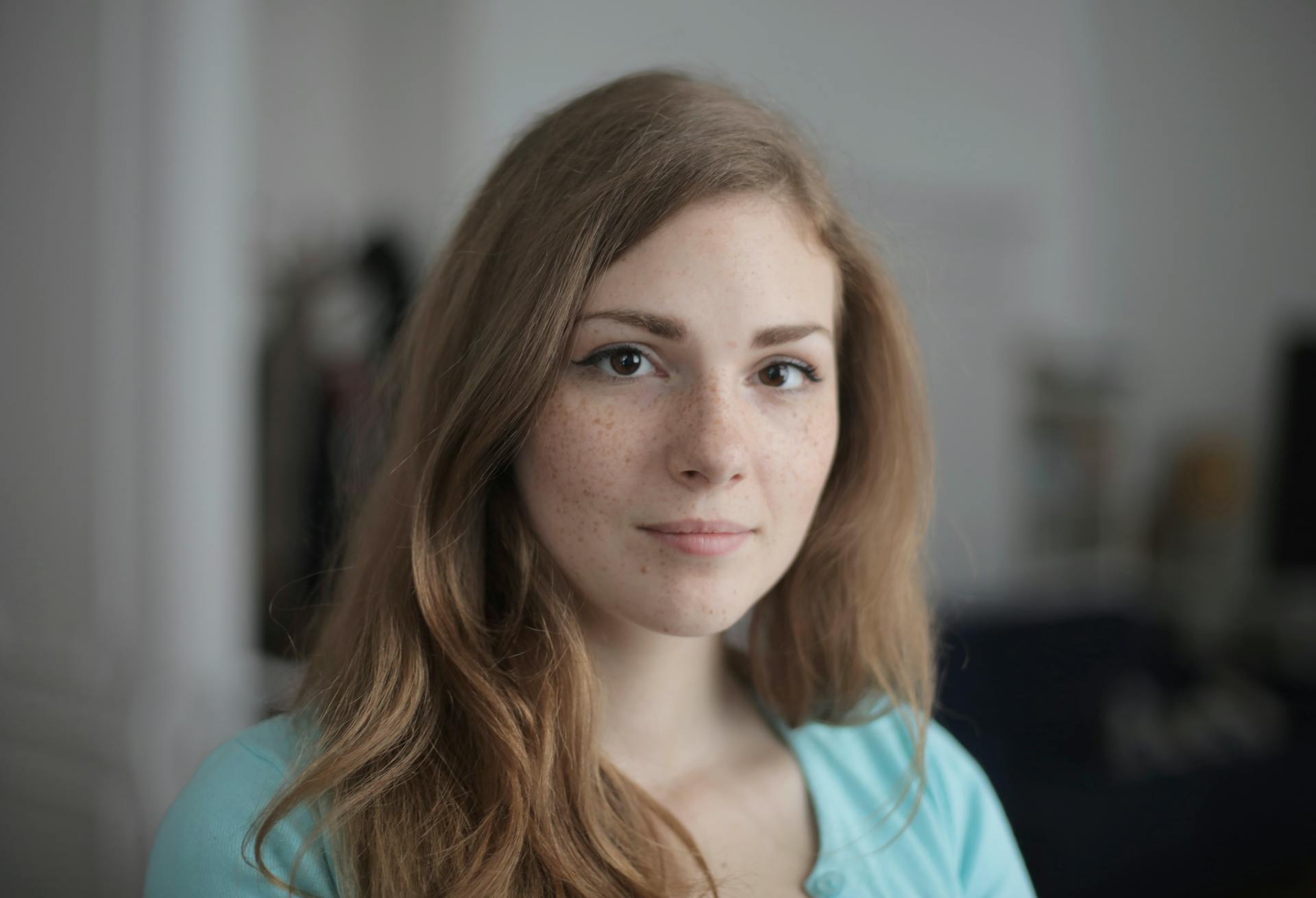 Une jeune femme avec des taches de rousseur | Source : Pexels