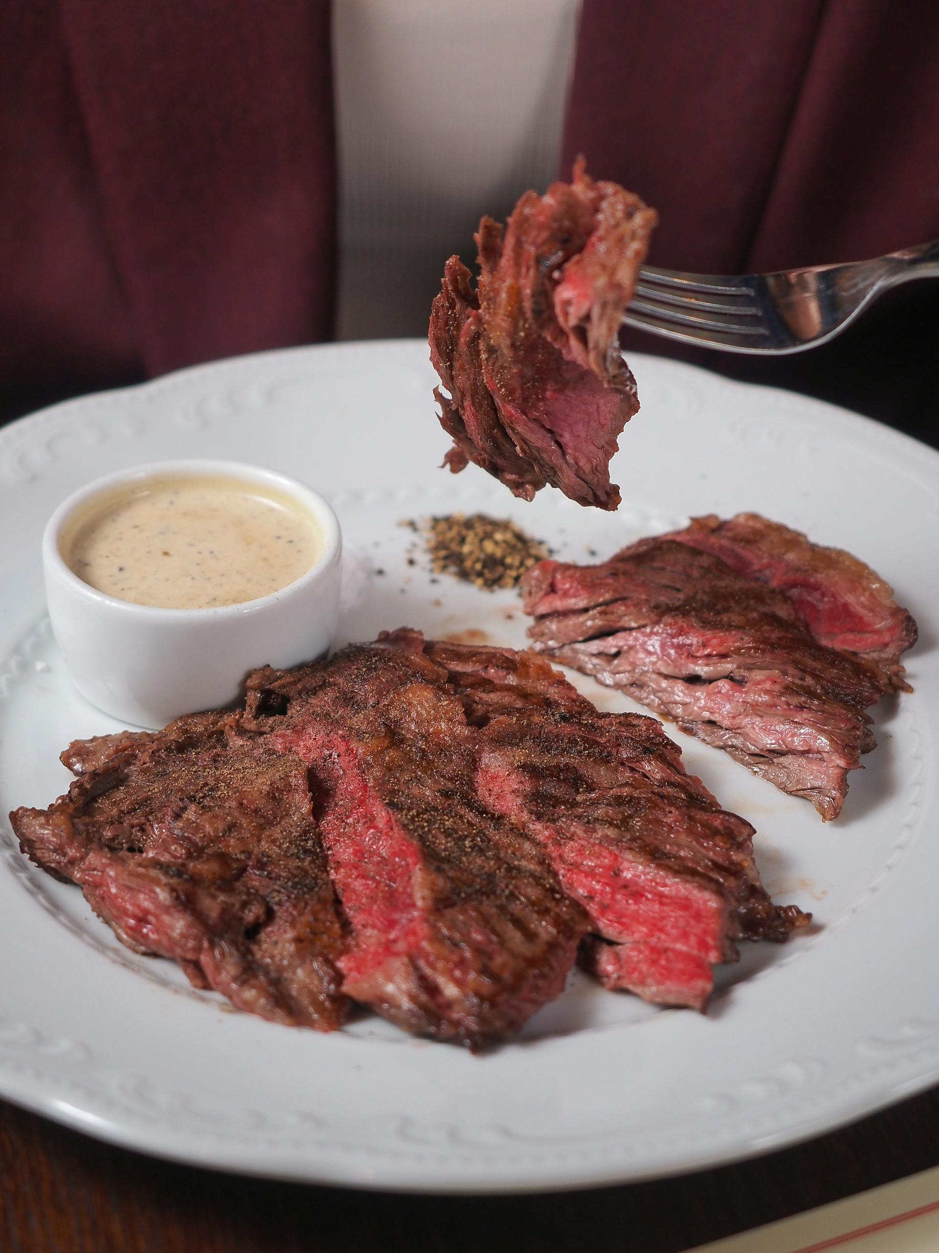 un morceau de steak sur une fourchette | Source : Pexels
