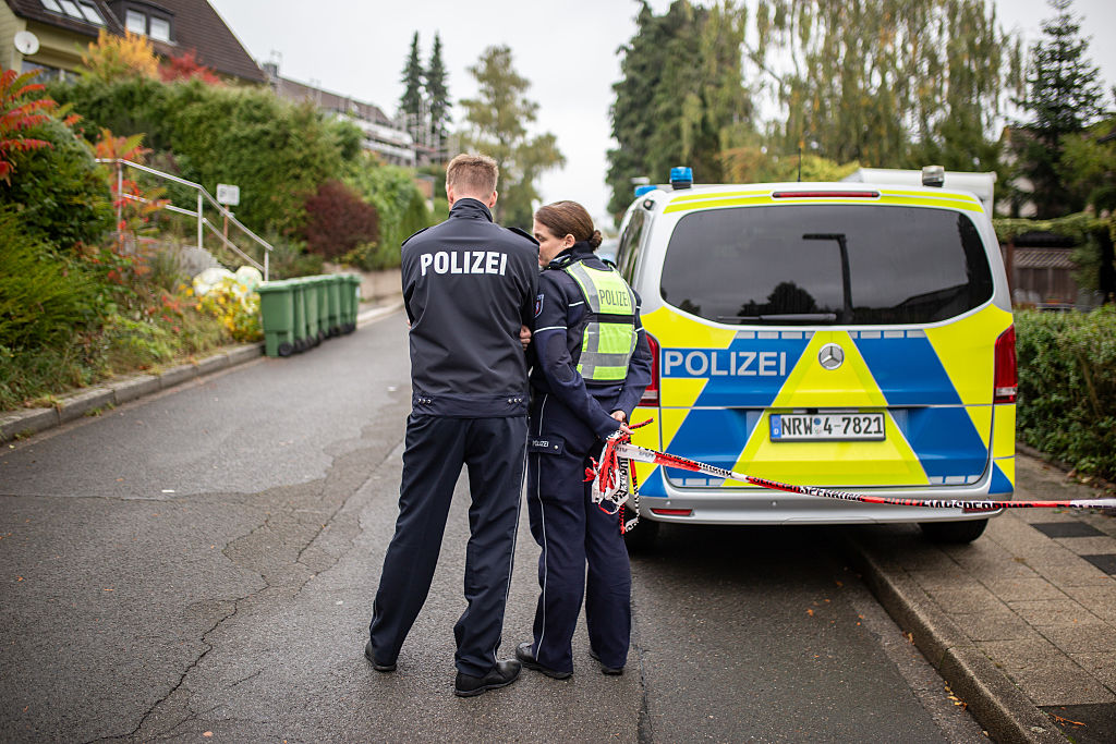 La police se tient près du domicile de la maire désignée de Herdecke, Iris Stalzer, après qu'elle a été poignardée par des inconnus le 7 octobre 2025 à Herdecke, en Allemagne | Source : Getty Images