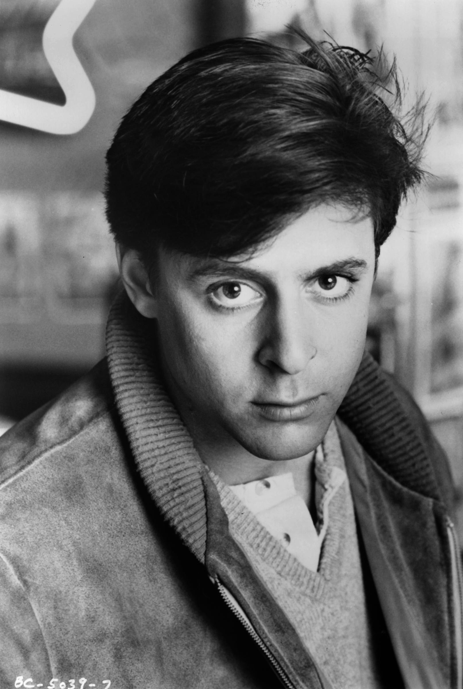 Un portrait publicitaire classique de 1985, pris en studio à l'occasion de la sortie de « The Breakfast Club », capturant l'emblématique couvée et l'angoisse adolescente qui ont contribué à définir toute une génération de cinéphiles. | Source: Getty Images