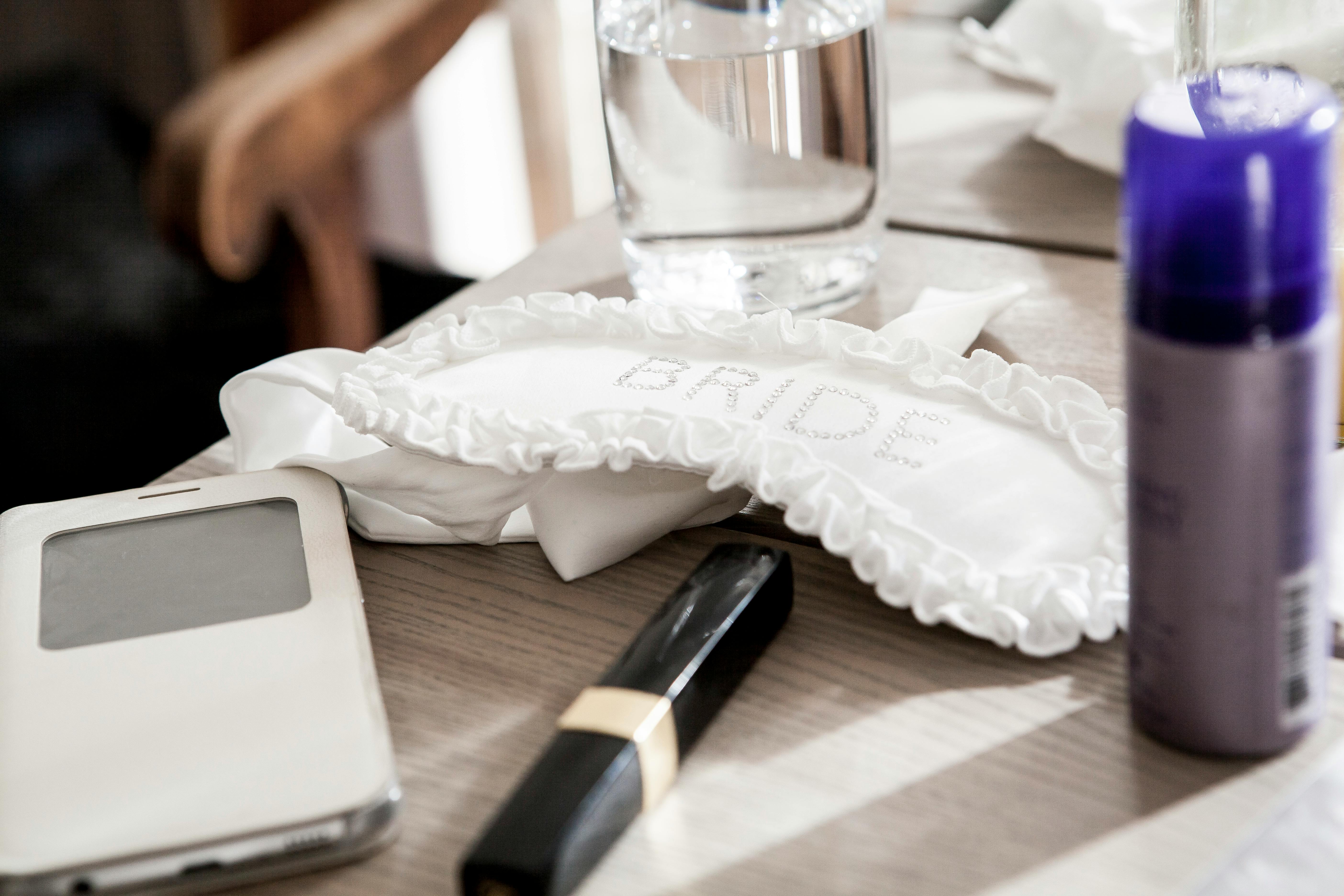 Le rouge à lèvres d'une mariée sur un comptoir | Source : Pexels
