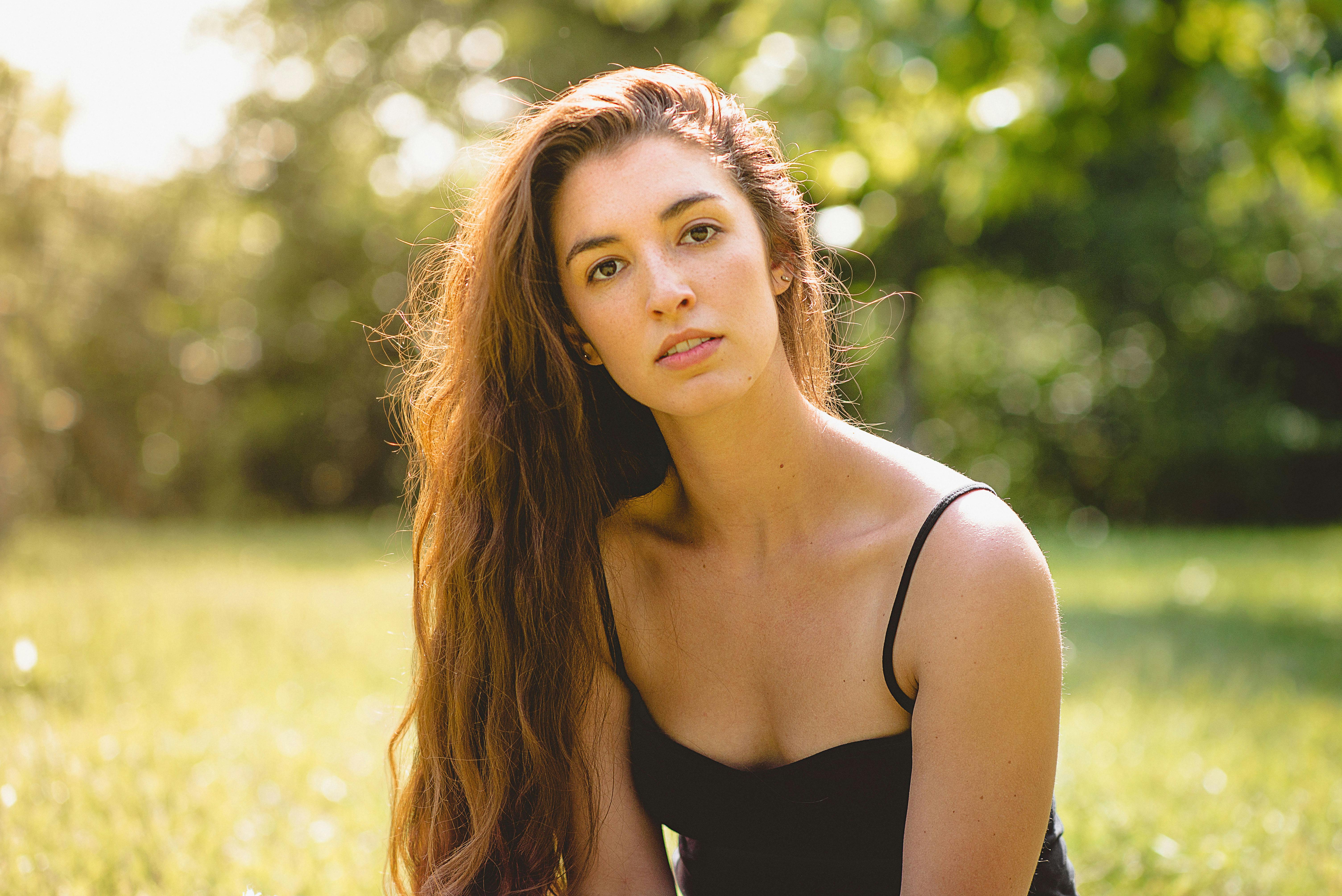 Une femme dans son jardin | Source : Pexels