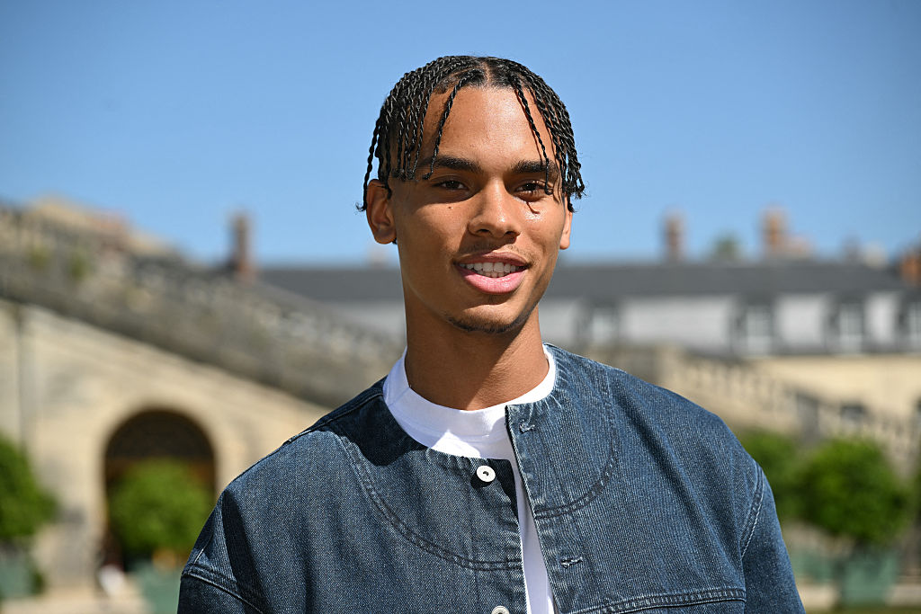 Le fils d'Albert II de Monaco Alexandre Grimaldi pose avant le défilé de la collection Jacquemus Menswear printemps-été 2026 dans le cadre de la Fashion Week de Paris à l'Orangerie du château de Versailles, à Versailles, au sud-ouest de Paris, le 29 juin 2025. (Photo by Bertrand GUAY / AFP) (Photo by BERTRAND GUAY/AFP via Getty Images)