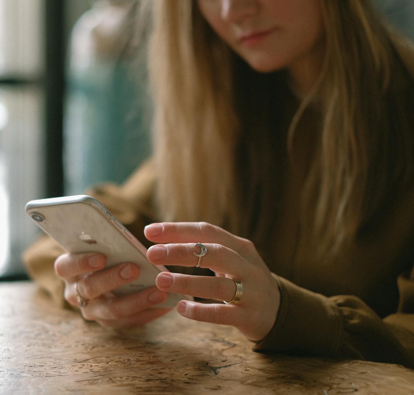 Femme utilisant un téléphone portable | Source : Pexels