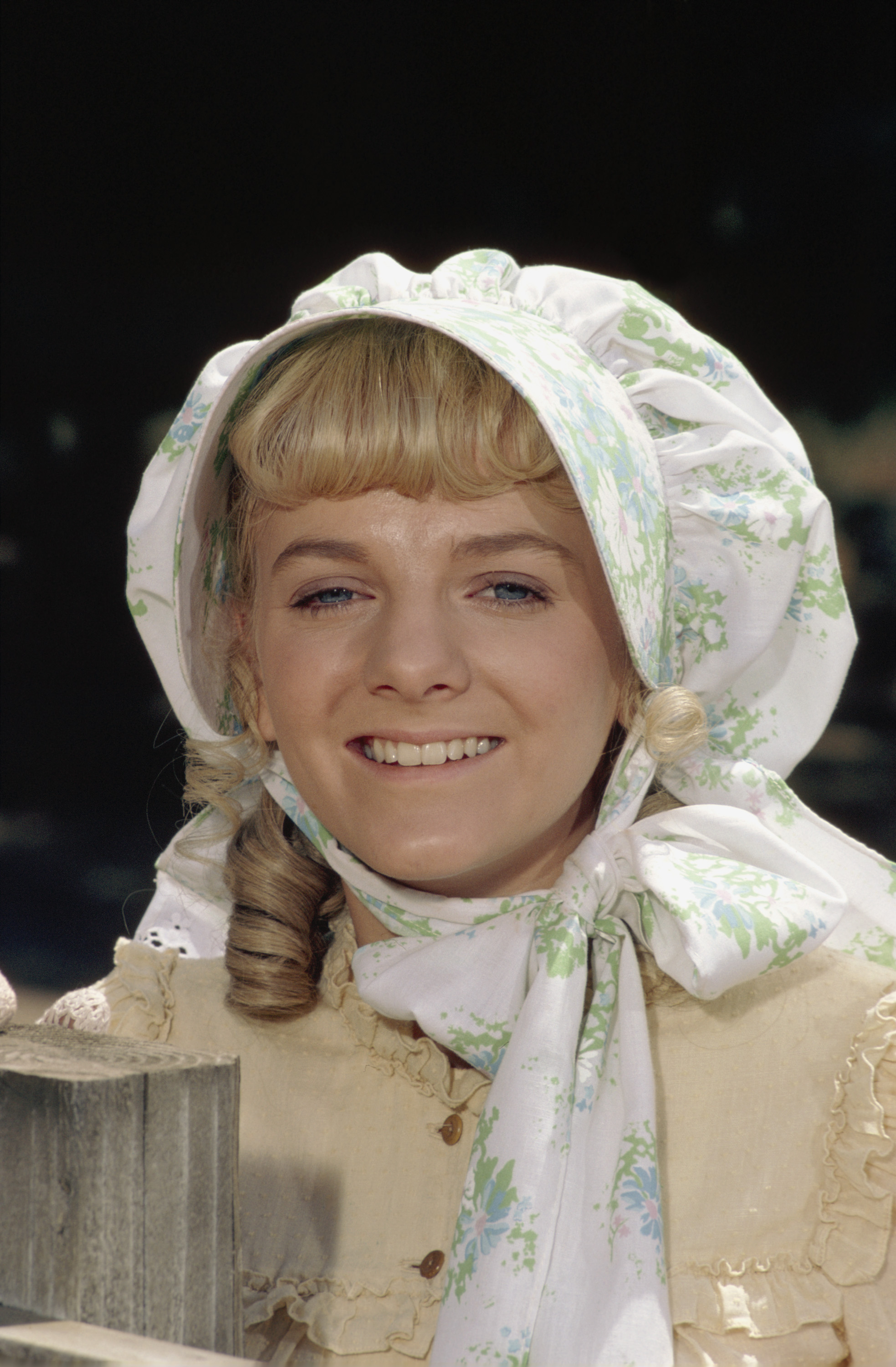 Alison Arngrim dans le rôle de Nellie Oleson sur le tournage de « La Petite maison dans la prairie » | Source : Getty Images