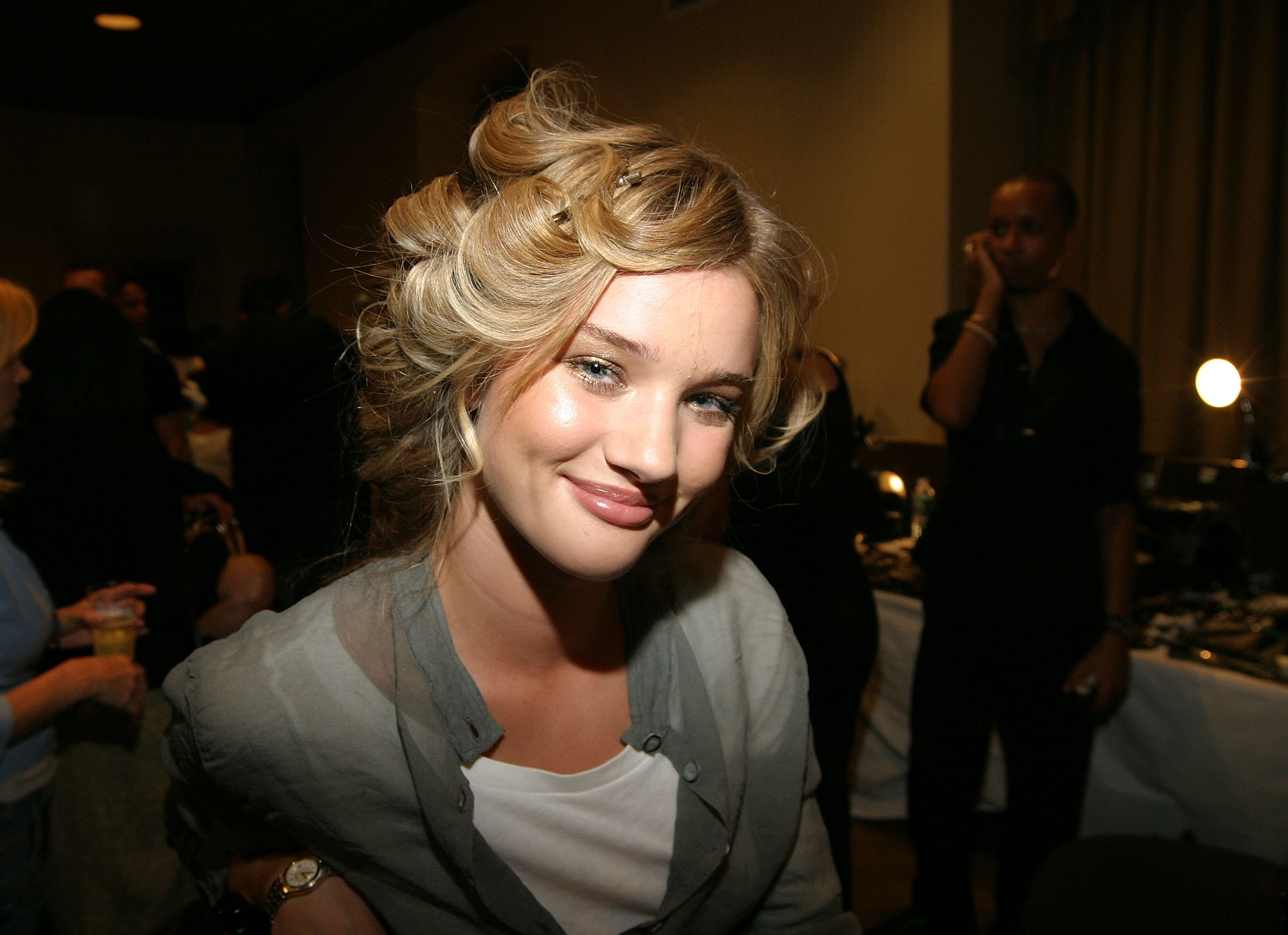 Rosie Huntington-Whiteley dans les coulisses du défilé Chris Aire lors de l'Olympus Fashion Week Spring 2005 à Bryant Park, New York City, le 12 septembre 2004. | Source : Getty Images