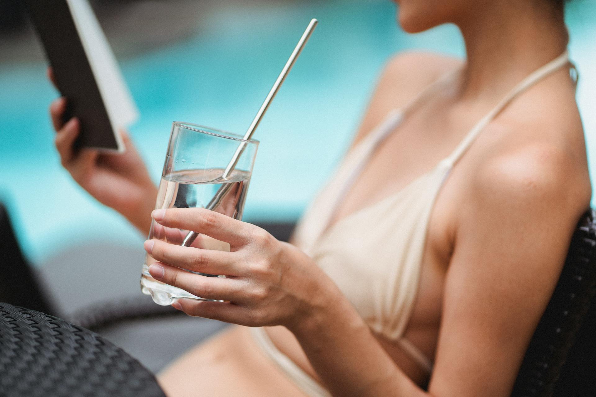 Une femme au bord d'une piscine | Source : Pexels