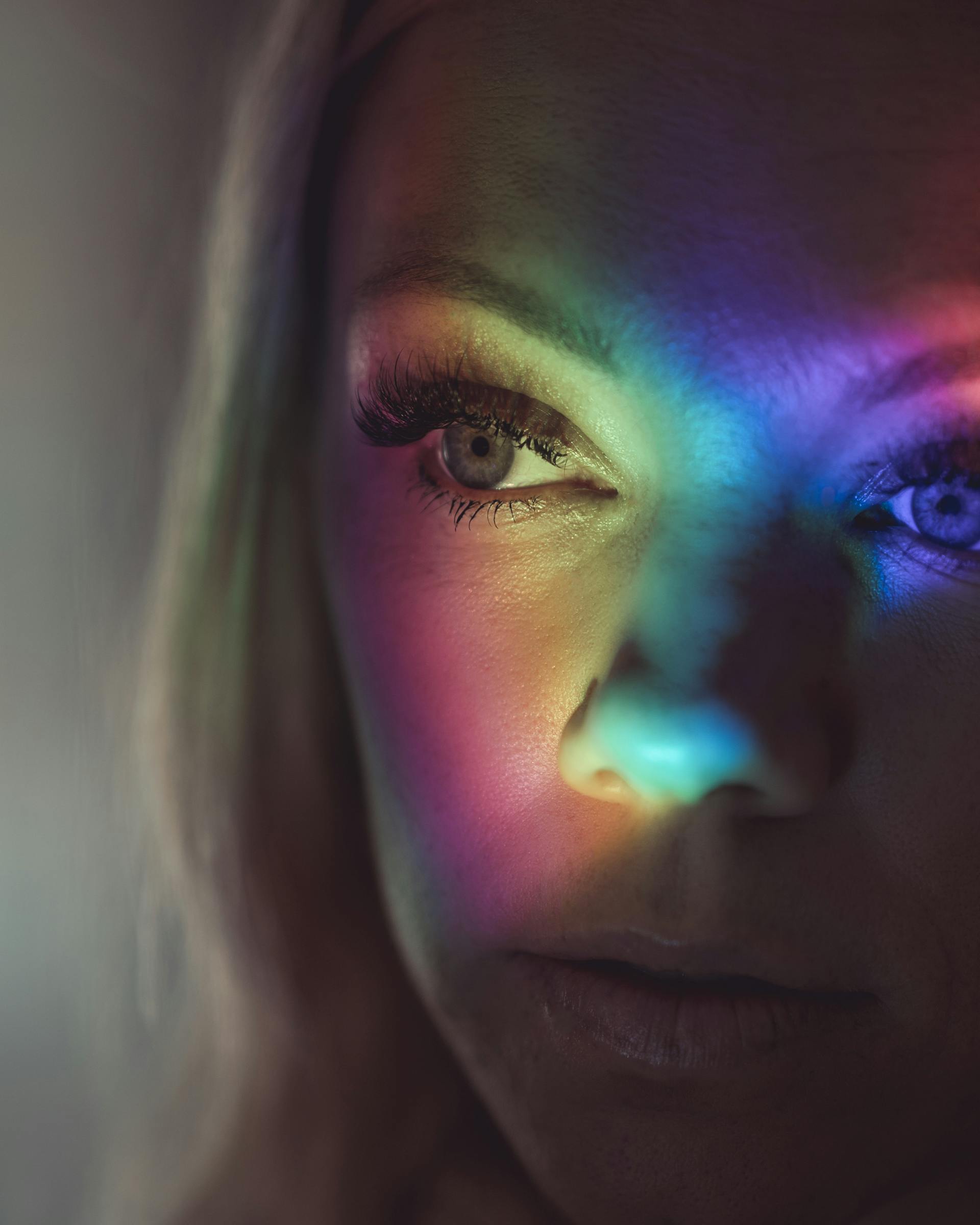 Le visage d'une belle femme éclairé par des lumières colorées | Source : Pexels