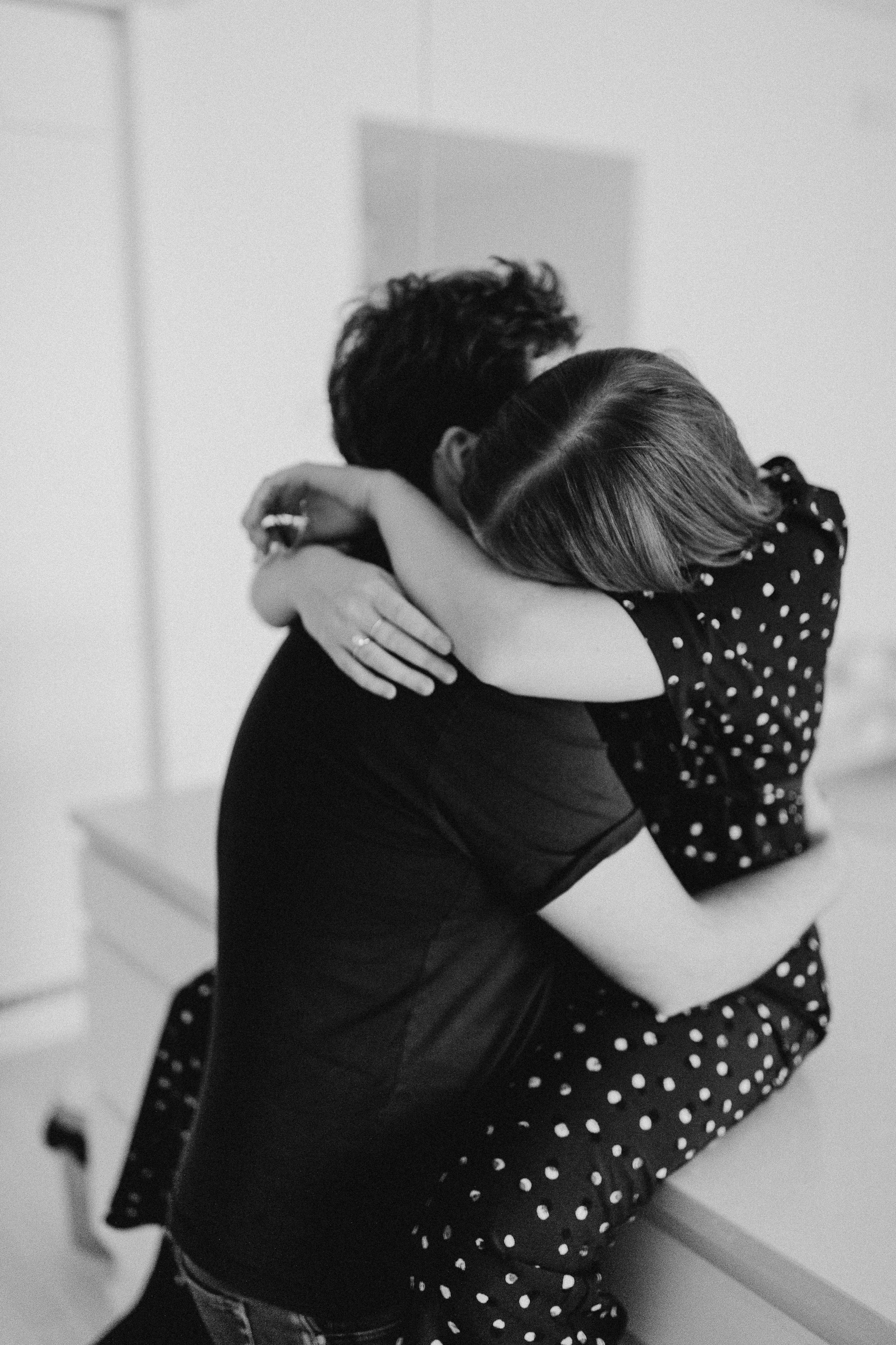 Photo en niveaux de gris d'un couple qui se prend dans les bras | Source : Unsplash
