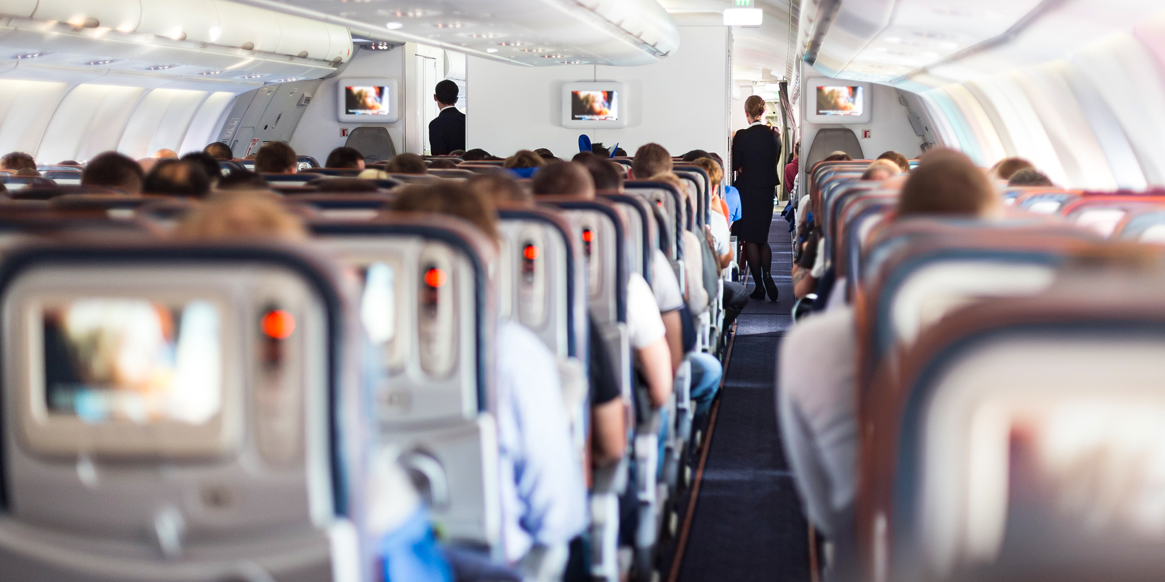 L'intérieur d'un avion de ligne complet | Source : Shutterstock