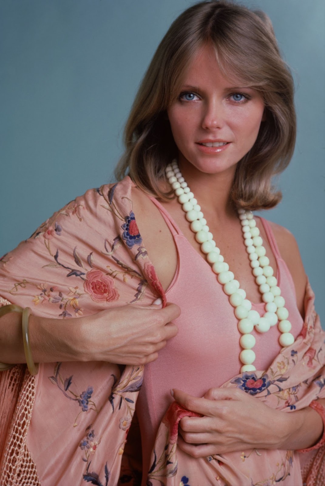 Cheryl Tiegs lors d'une séance photos pour le numéro de mai 1974 du magazine Woman's Own. | Source : Getty Images