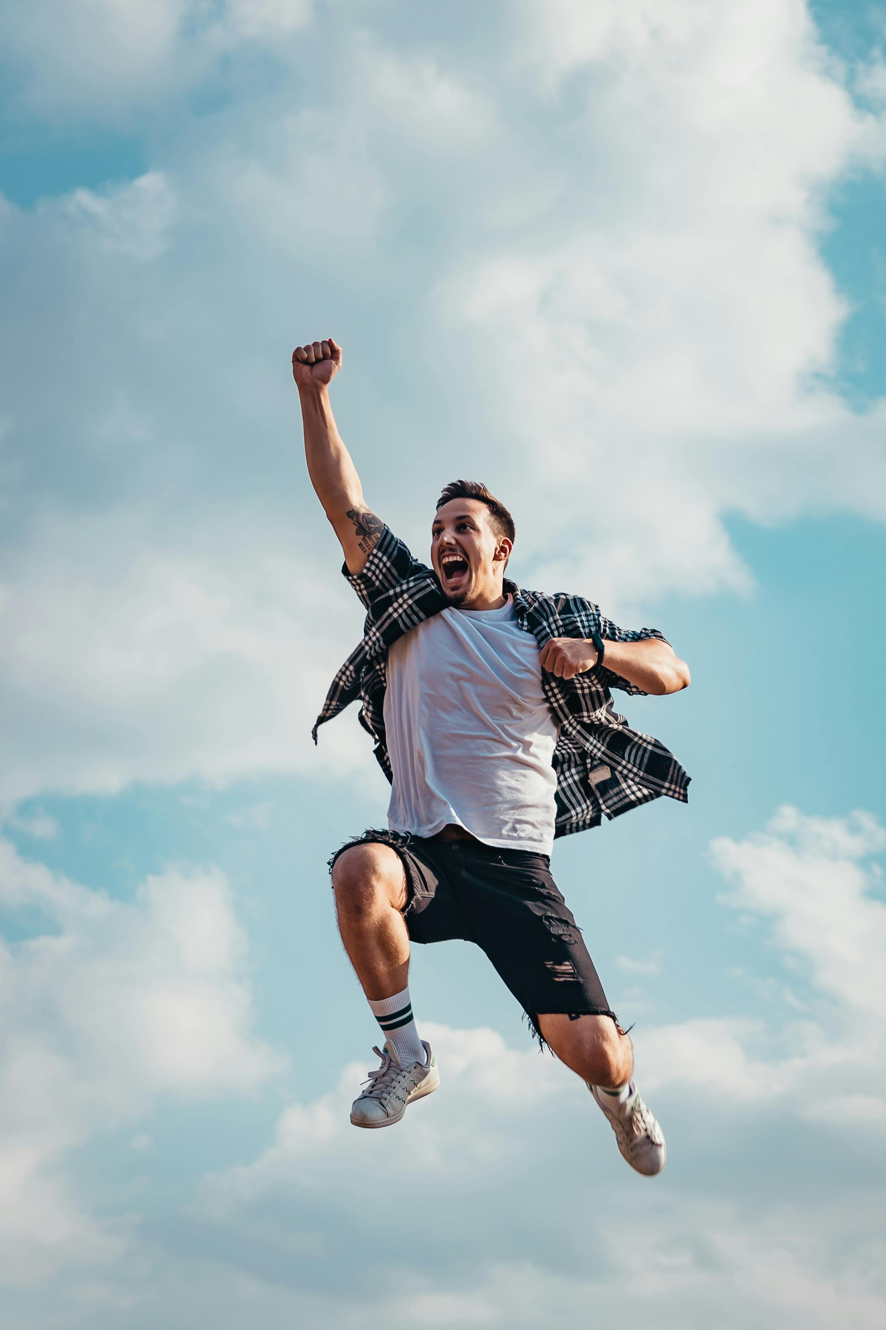 Un homme heureux qui saute | Source : Pexels
