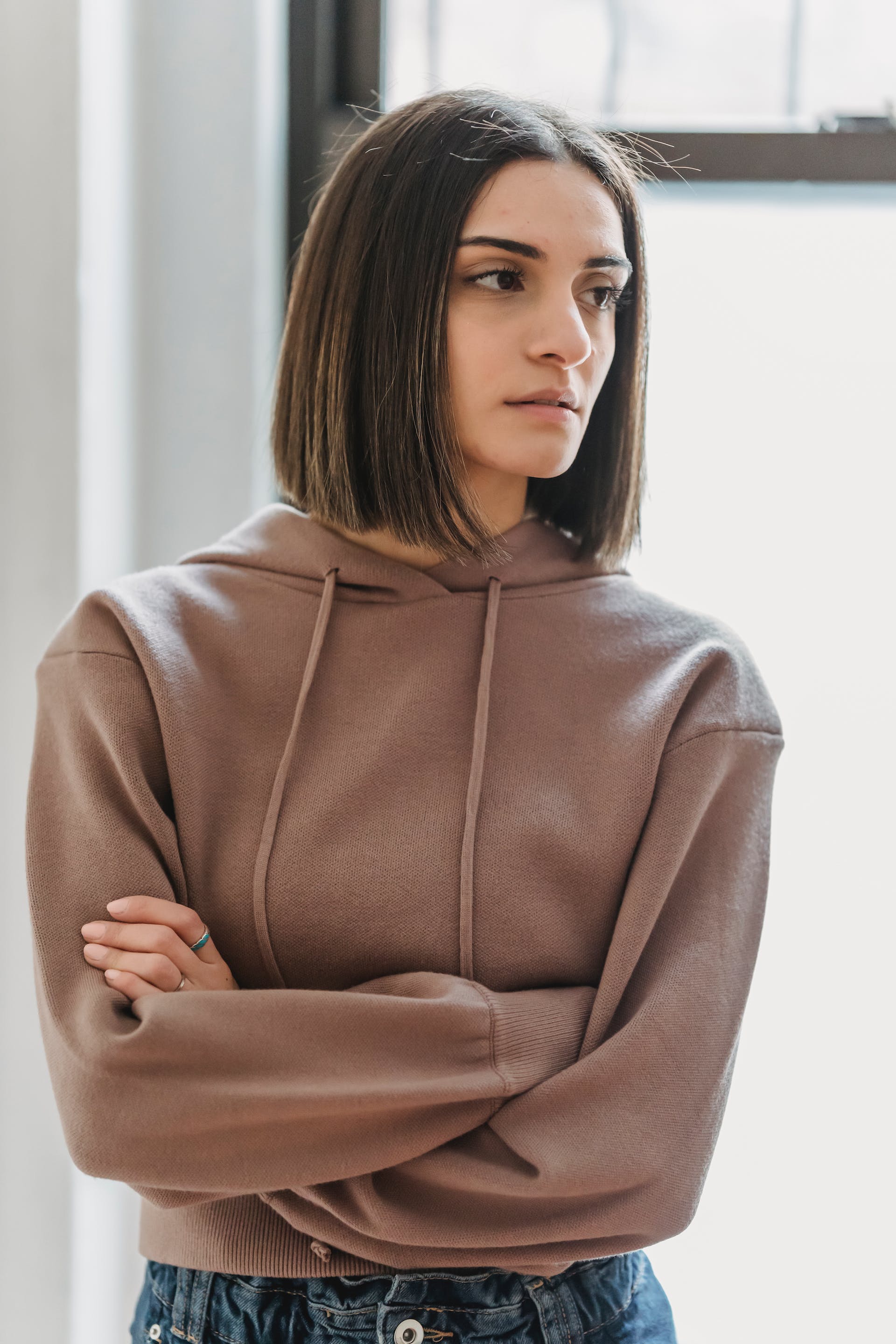 Une femme debout avec les bras croisés | Source : Pexels