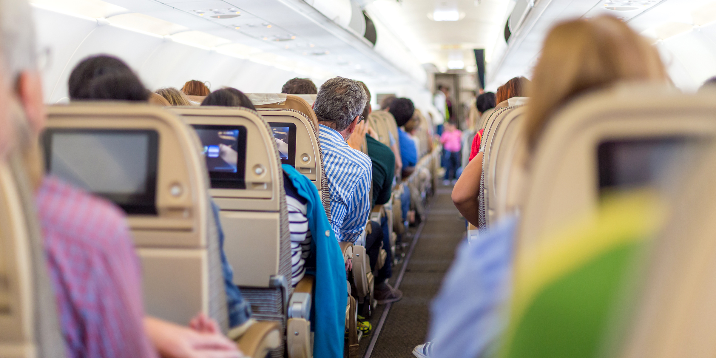 Des personnes assises sur un vol | Source : Shutterstock